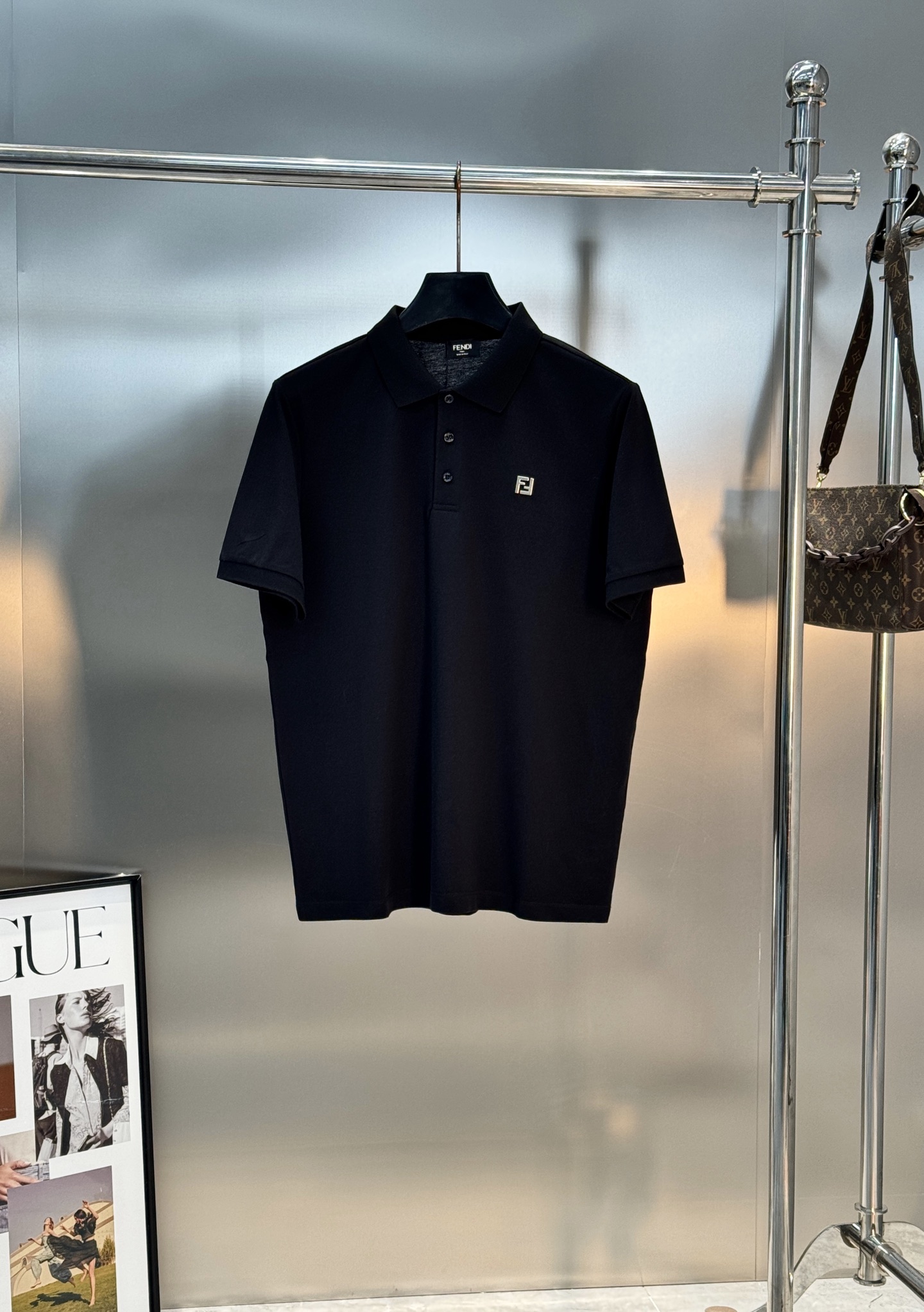 FENDI芬迪经典纯色Polo衫.翻领设计👨🏻采用丝光珠地棉面料打造，面料舒适柔软.透气性好！商务休闲必
