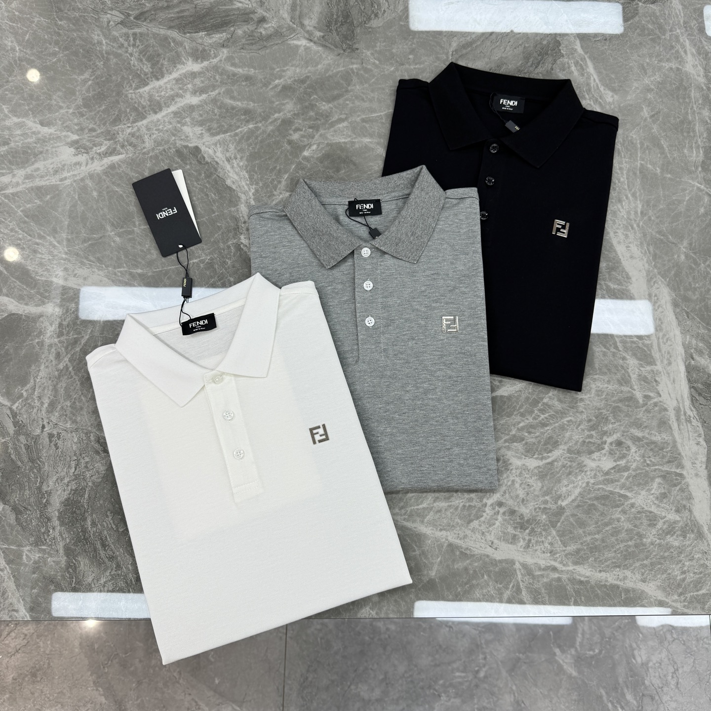 FENDI芬迪经典纯色Polo衫.翻领设计👨🏻采用丝光珠地棉面料打造，面料舒适柔软.透气性好！商务休闲必