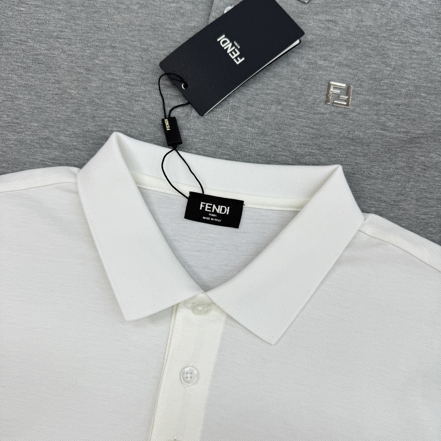 FENDI芬迪经典纯色Polo衫.翻领设计👨🏻采用丝光珠地棉面料打造，面料舒适柔软.透气性好！商务休闲必