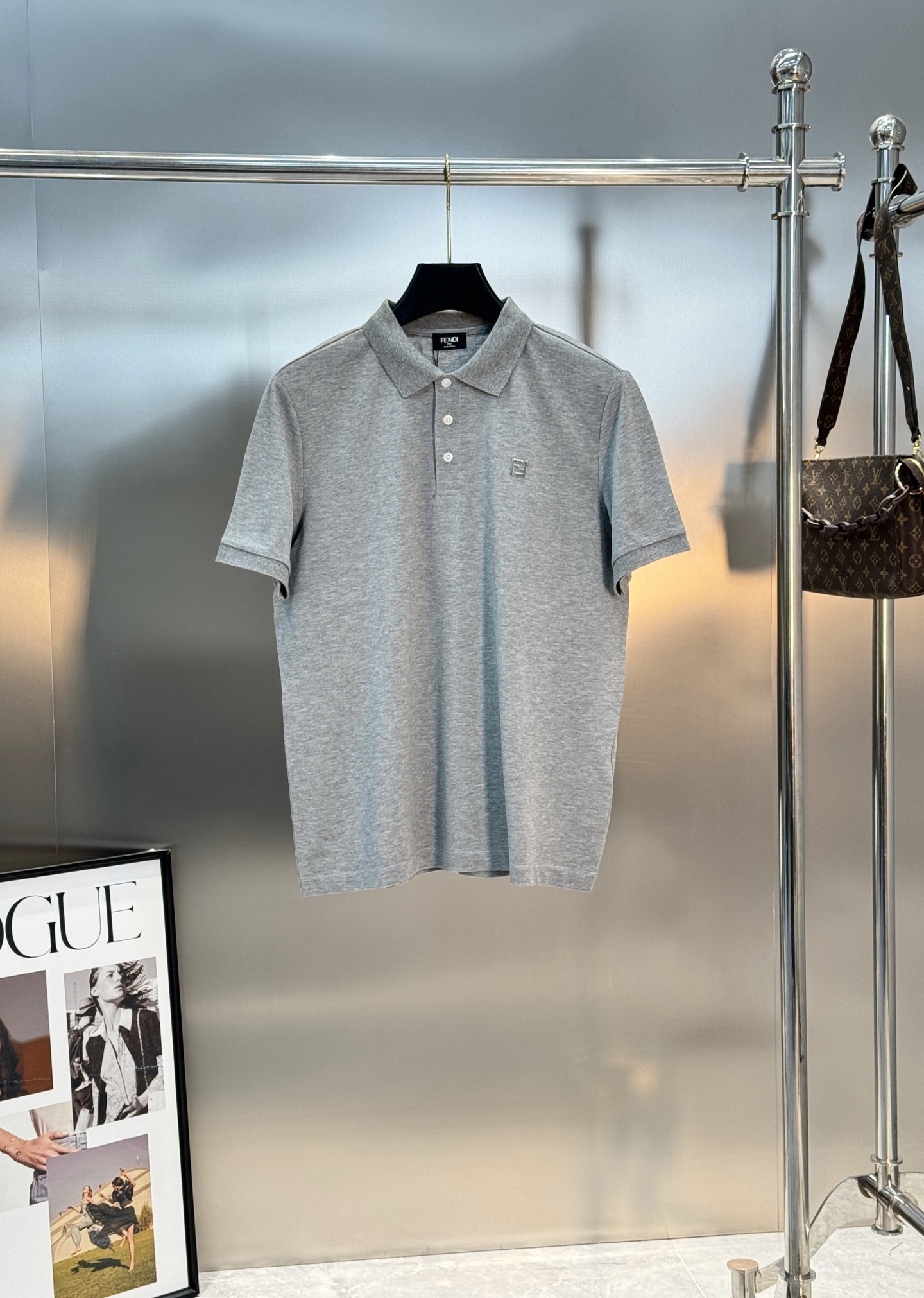 FENDI芬迪经典纯色Polo衫.翻领设计👨🏻采用丝光珠地棉面料打造，面料舒适柔软.透气性好！商务休闲必