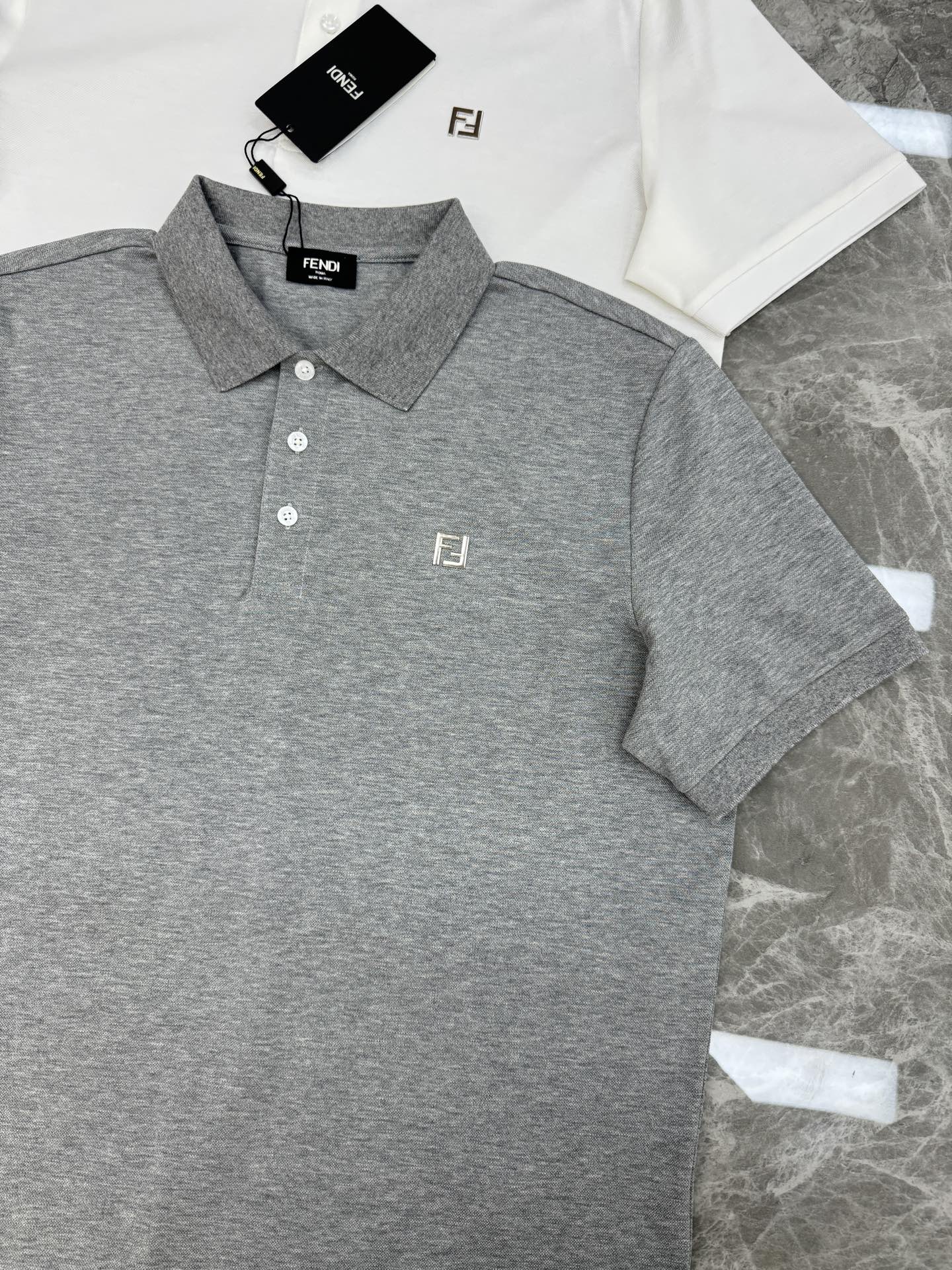 FENDI芬迪经典纯色Polo衫.翻领设计👨🏻采用丝光珠地棉面料打造，面料舒适柔软.透气性好！商务休闲必