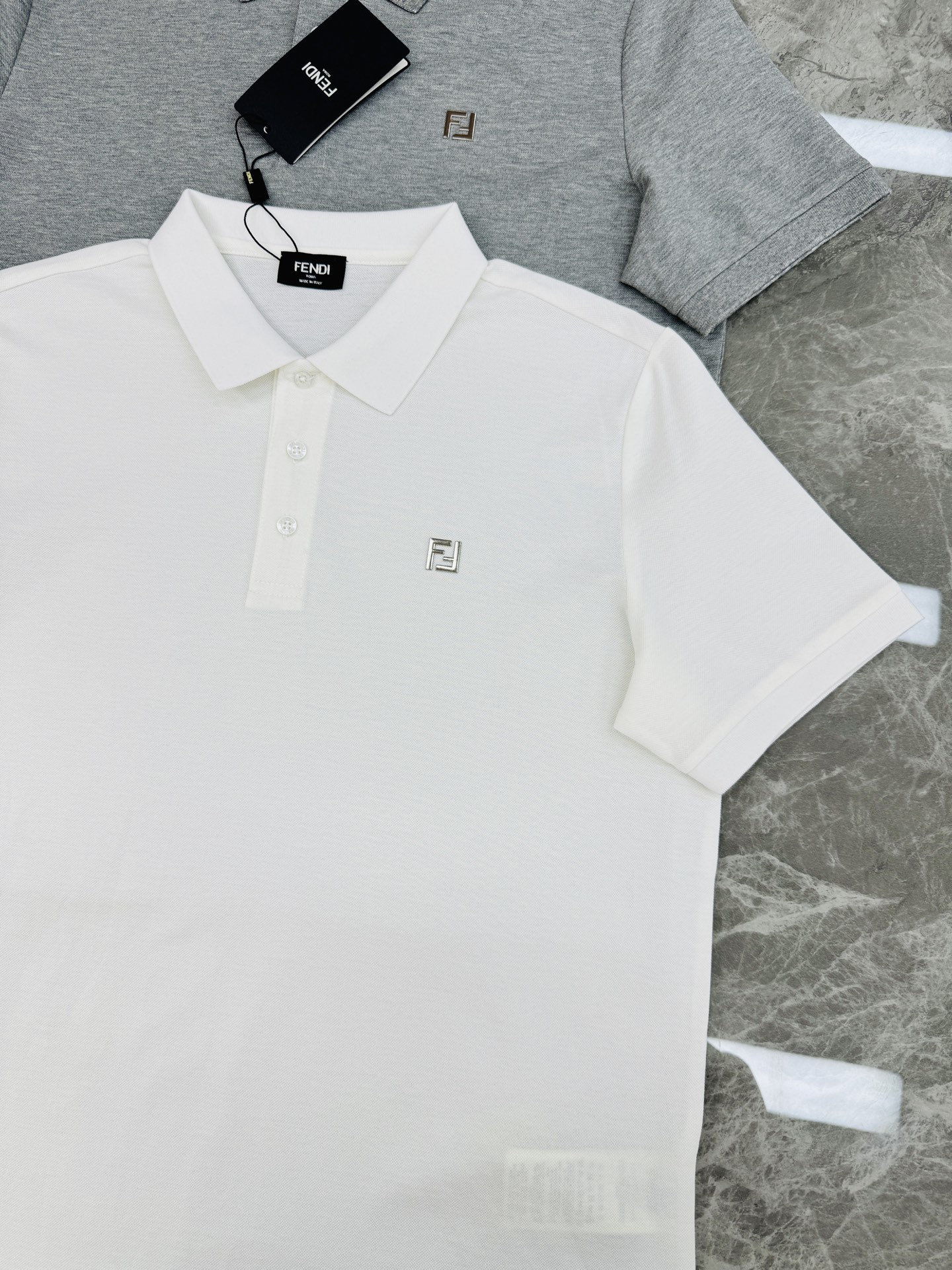 FENDI芬迪经典纯色Polo衫.翻领设计👨🏻采用丝光珠地棉面料打造，面料舒适柔软.透气性好！商务休闲必