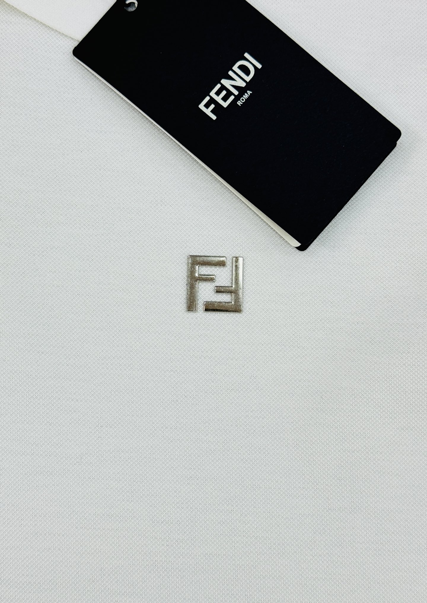 FENDI芬迪经典纯色Polo衫.翻领设计👨🏻采用丝光珠地棉面料打造，面料舒适柔软.透气性好！商务休闲必