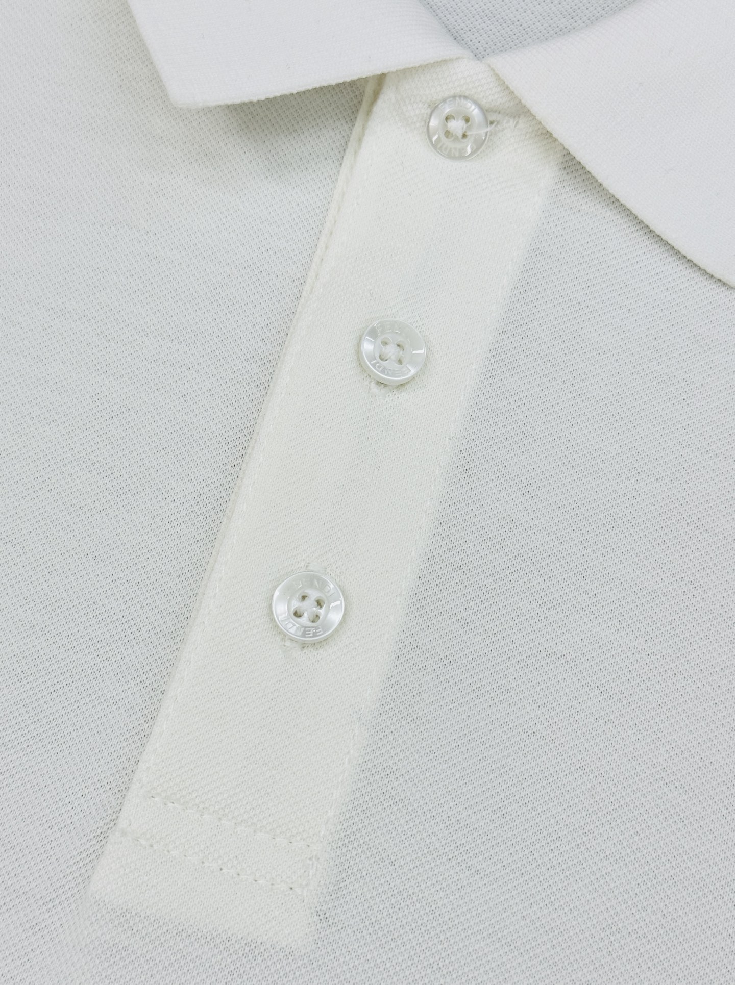 FENDI芬迪经典纯色Polo衫.翻领设计👨🏻采用丝光珠地棉面料打造，面料舒适柔软.透气性好！商务休闲必