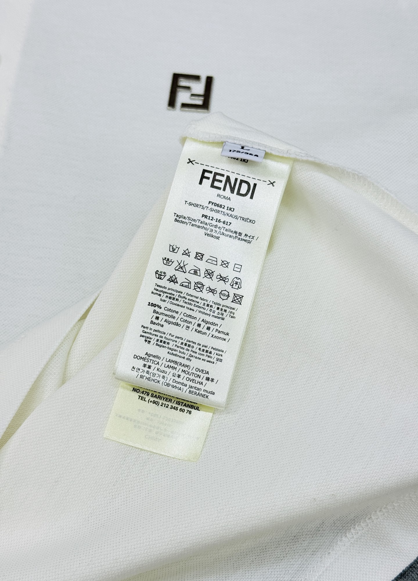 FENDI芬迪经典纯色Polo衫.翻领设计👨🏻采用丝光珠地棉面料打造，面料舒适柔软.透气性好！商务休闲必