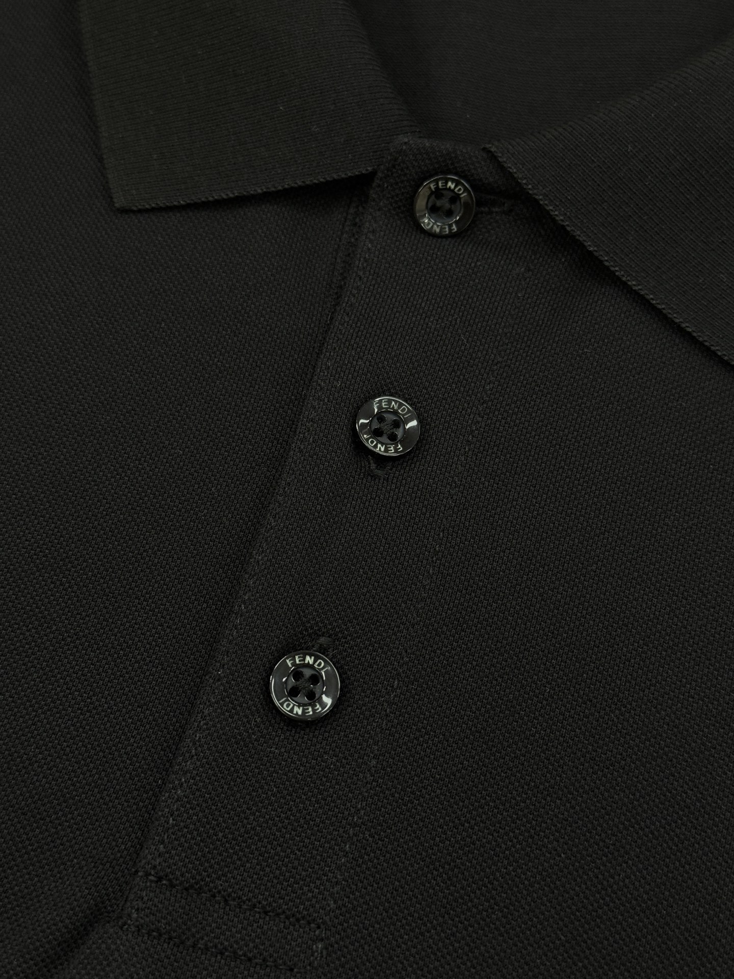 FENDI芬迪纯色短袖POLO衫，经典翻领+三颗纽扣设计，简约又高级。高品质丝光珠地棉料，柔软透气，夏天
