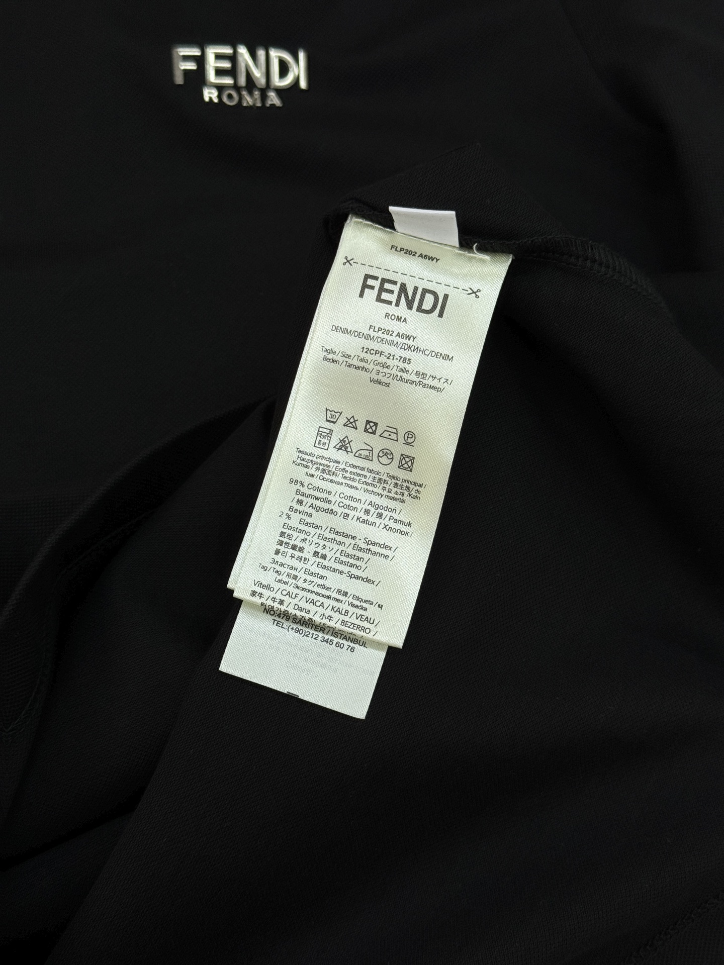 FENDI芬迪纯色短袖POLO衫，经典翻领+三颗纽扣设计，简约又高级。高品质丝光珠地棉料，柔软透气，夏天