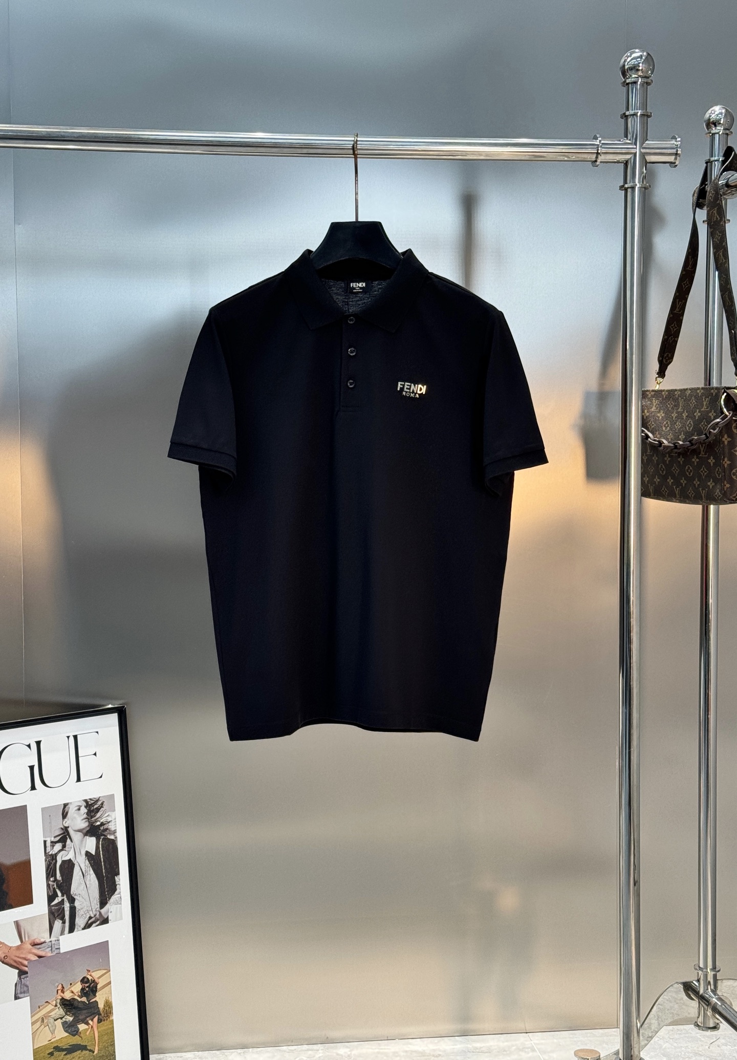 FENDI芬迪纯色短袖POLO衫，经典翻领+三颗纽扣设计，简约又高级。高品质丝光珠地棉料，柔软透气，夏天