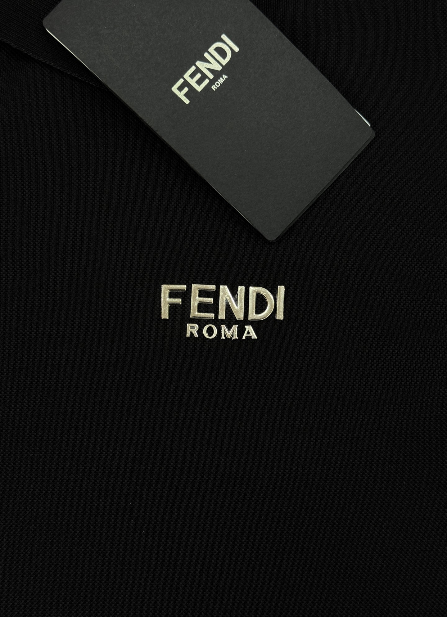 FENDI芬迪纯色短袖POLO衫，经典翻领+三颗纽扣设计，简约又高级。高品质丝光珠地棉料，柔软透气，夏天