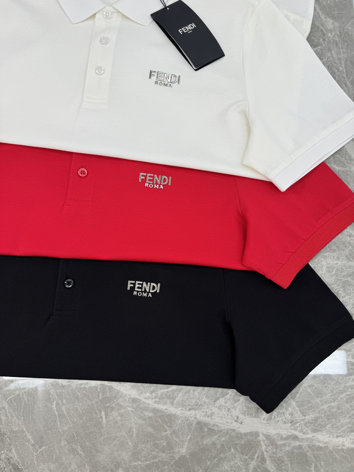 FENDI芬迪纯色短袖POLO衫，经典翻领+三颗纽扣设计，简约又高级。高品质丝光珠地棉料，柔软透气，夏天