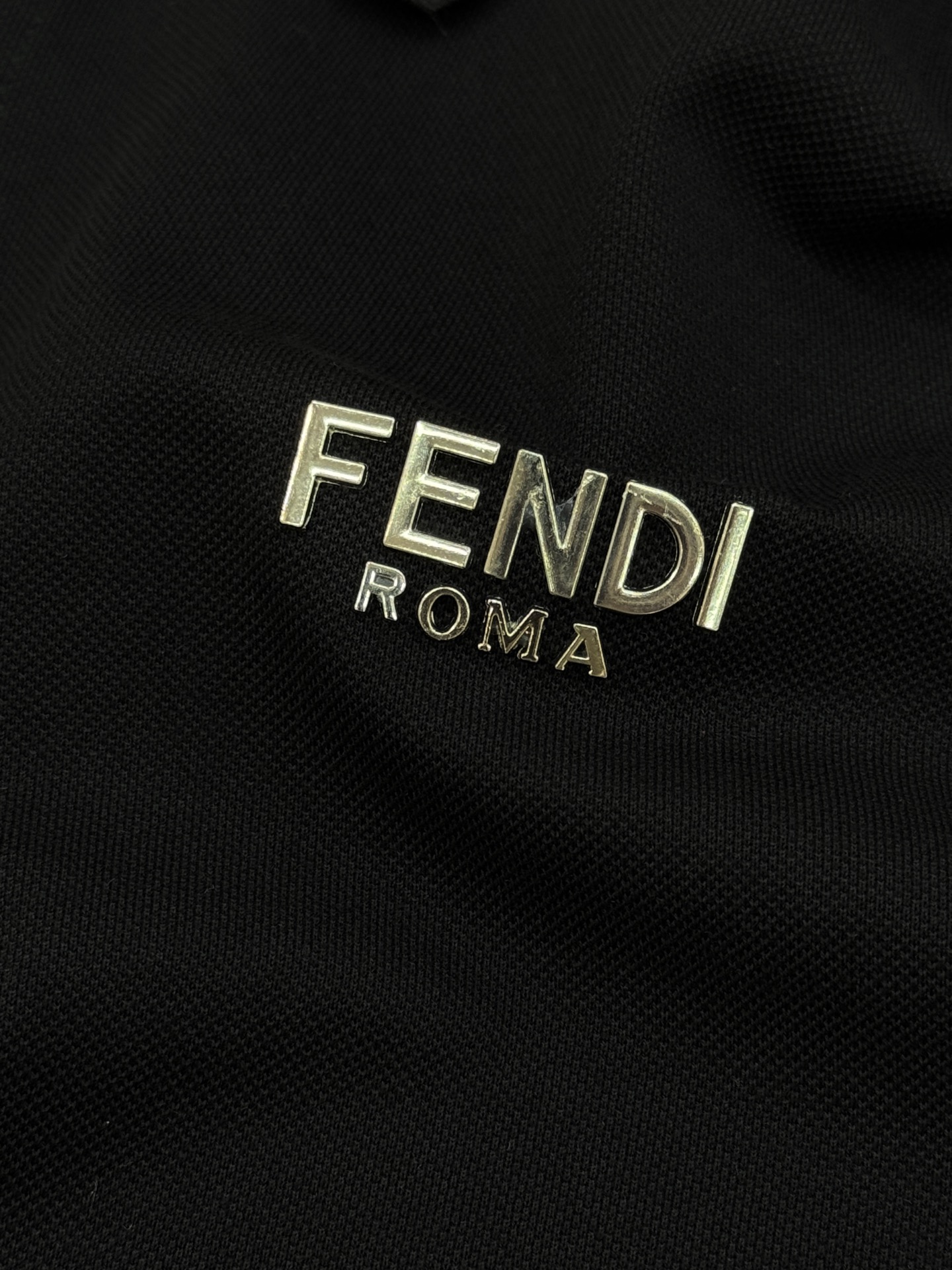 FENDI芬迪纯色短袖POLO衫，经典翻领+三颗纽扣设计，简约又高级。高品质丝光珠地棉料，柔软透气，夏天