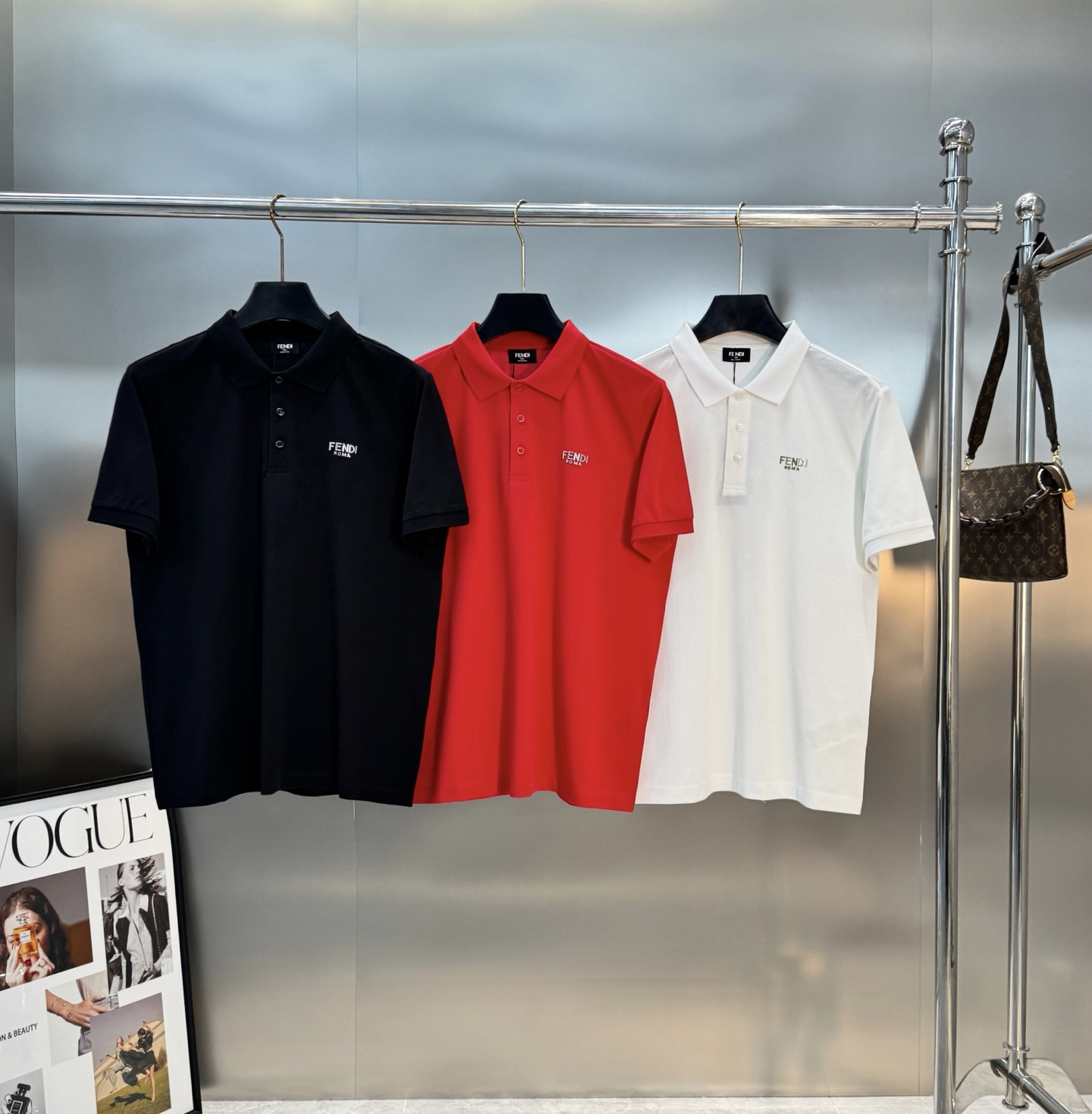 FENDI芬迪纯色短袖POLO衫，经典翻领+三颗纽扣设计，简约又高级。高品质丝光珠地棉料，柔软透气，夏天