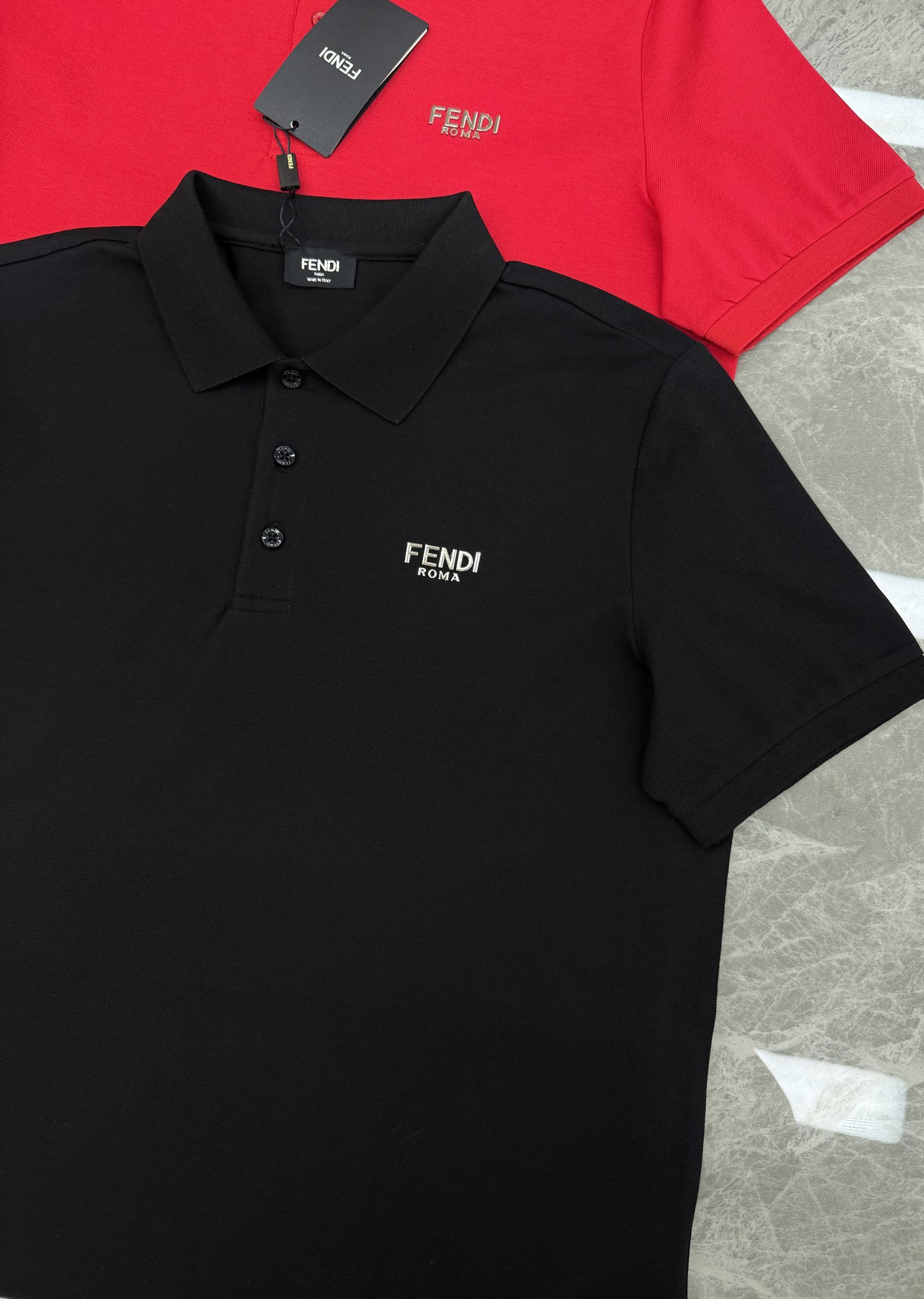 FENDI芬迪纯色短袖POLO衫，经典翻领+三颗纽扣设计，简约又高级。高品质丝光珠地棉料，柔软透气，夏天