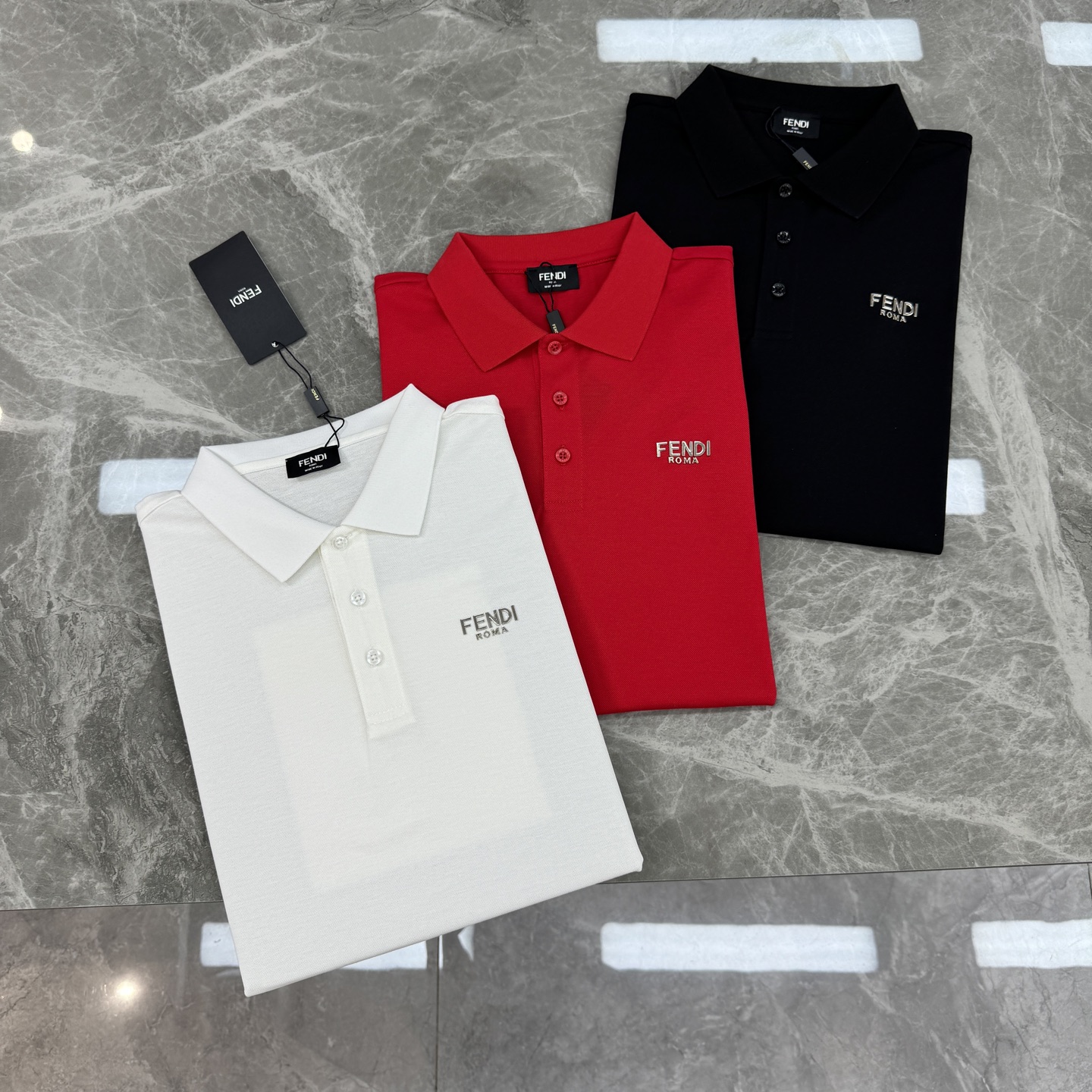 FENDI芬迪纯色短袖POLO衫，经典翻领+三颗纽扣设计，简约又高级。高品质丝光珠地棉料，柔软透气，夏天