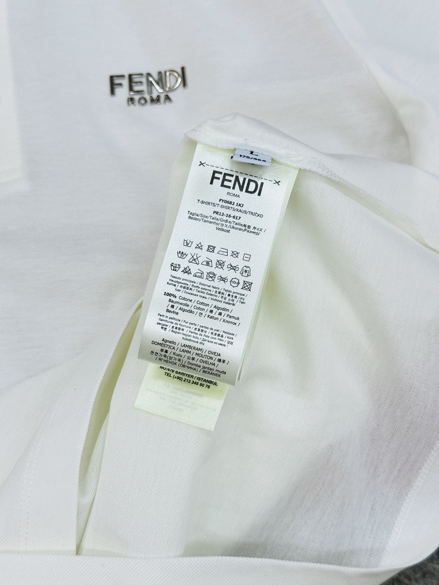 FENDI芬迪纯色短袖POLO衫，经典翻领+三颗纽扣设计，简约又高级。高品质丝光珠地棉料，柔软透气，夏天