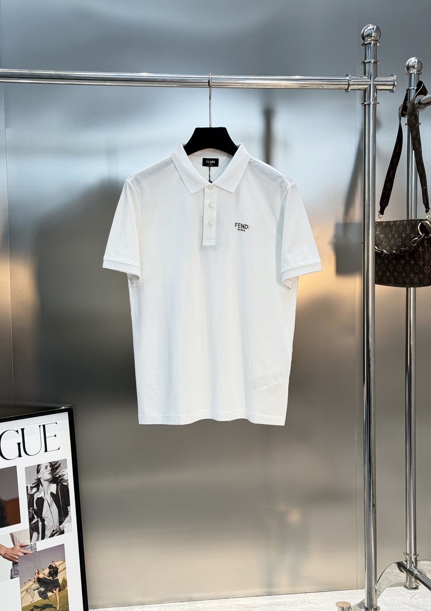 FENDI芬迪纯色短袖POLO衫，经典翻领+三颗纽扣设计，简约又高级。高品质丝光珠地棉料，柔软透气，夏天