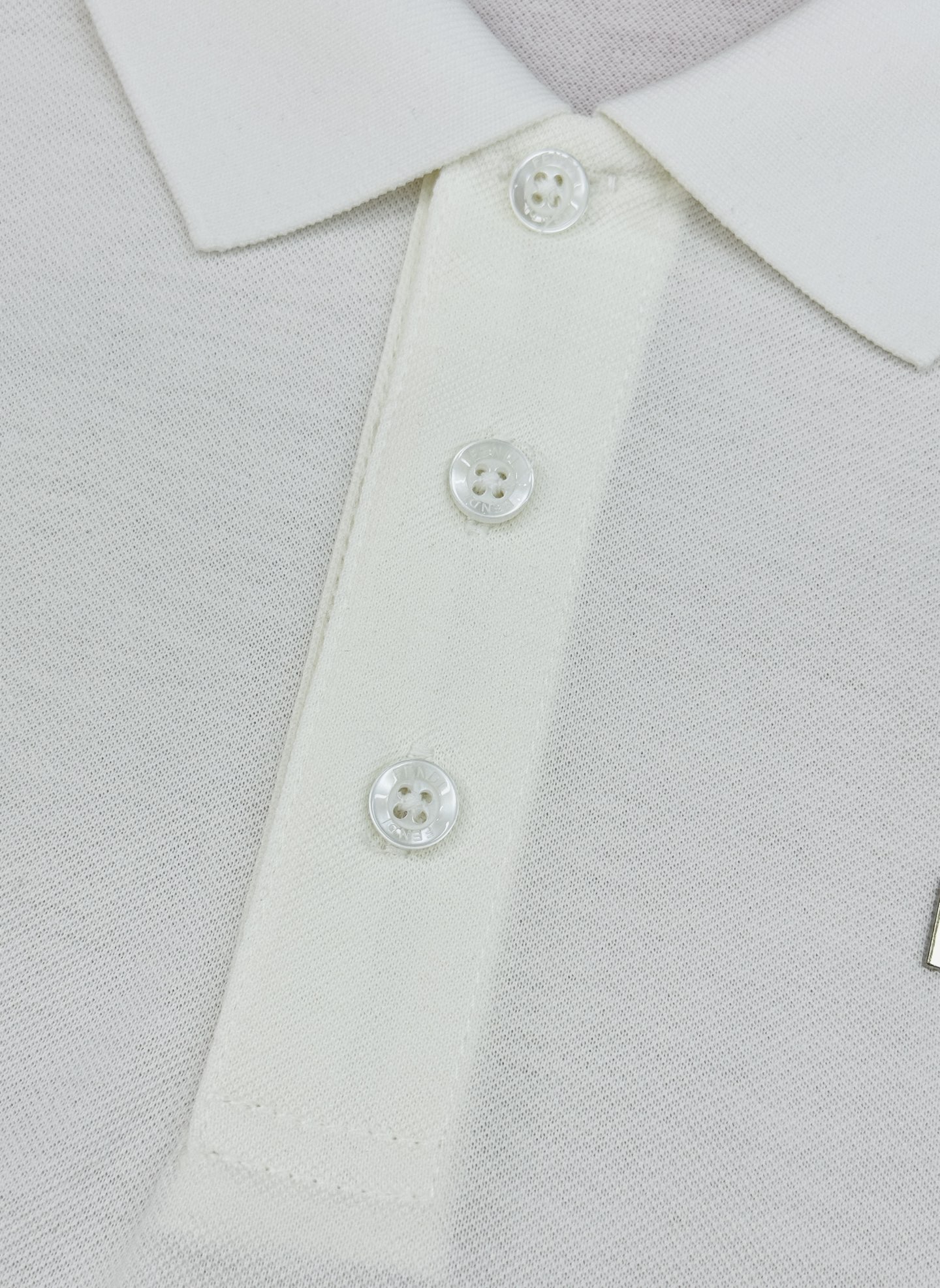 FENDI芬迪纯色短袖POLO衫，经典翻领+三颗纽扣设计，简约又高级。高品质丝光珠地棉料，柔软透气，夏天