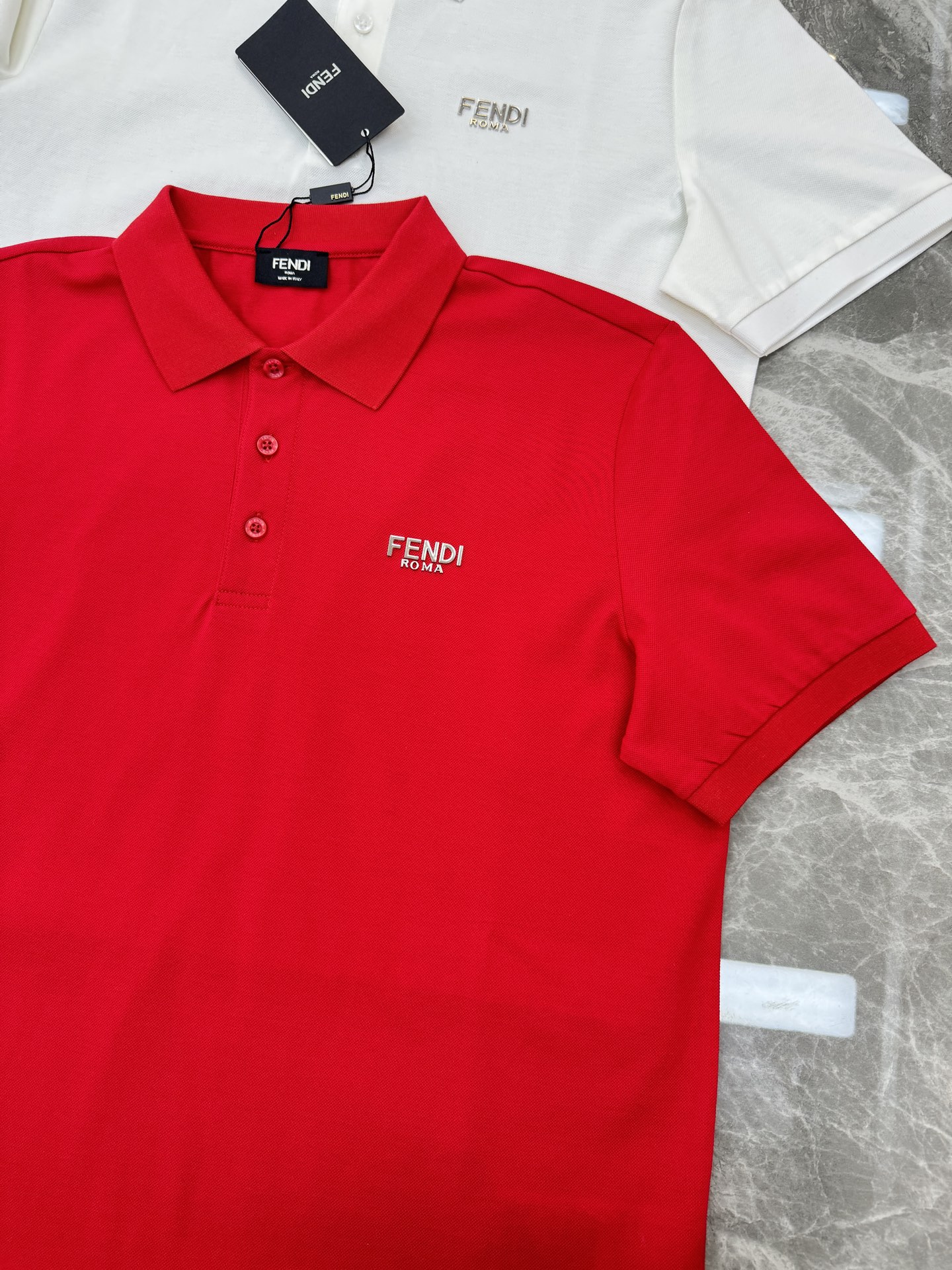 FENDI芬迪纯色短袖POLO衫，经典翻领+三颗纽扣设计，简约又高级。高品质丝光珠地棉料，柔软透气，夏天