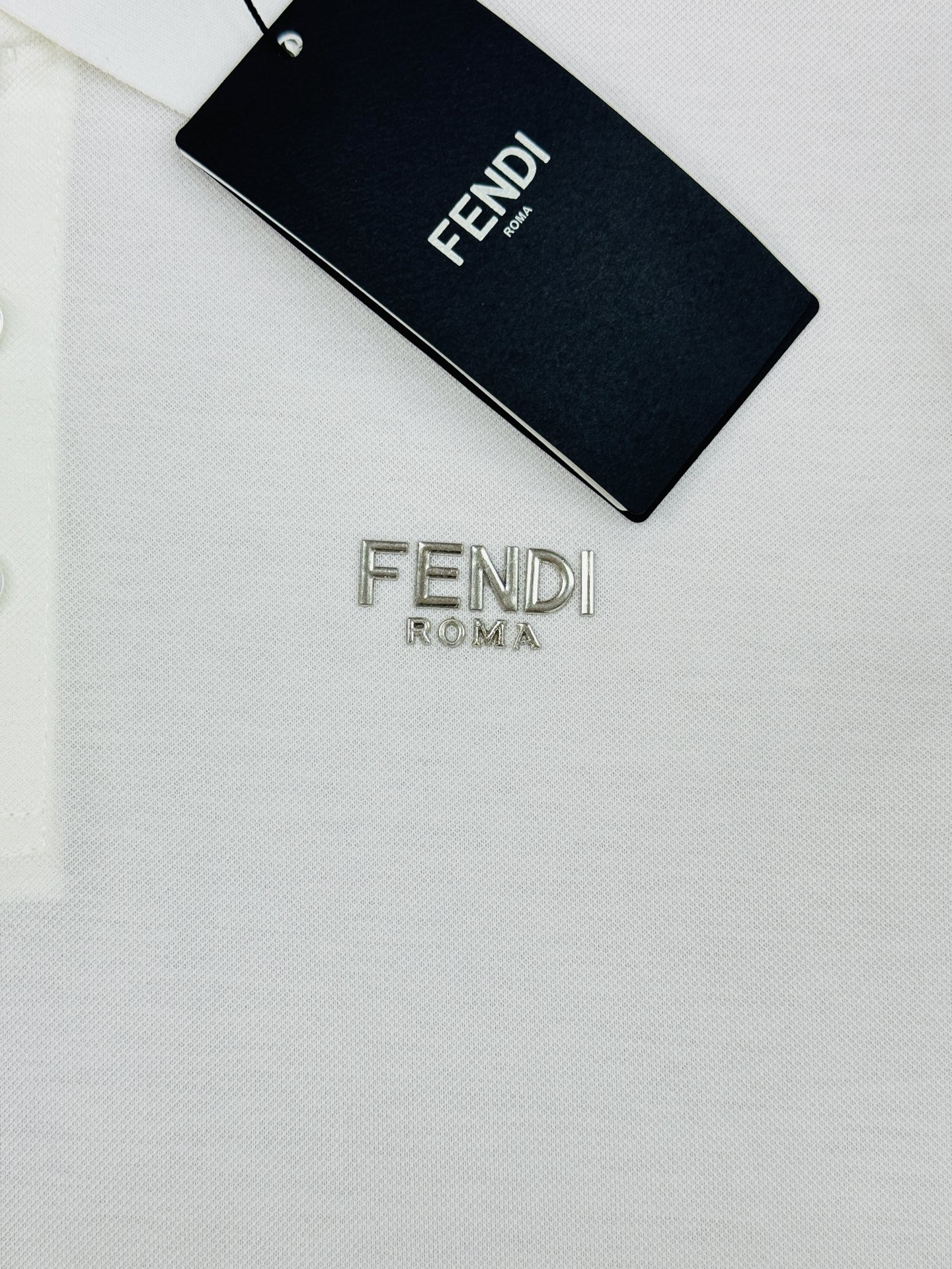 FENDI芬迪纯色短袖POLO衫，经典翻领+三颗纽扣设计，简约又高级。高品质丝光珠地棉料，柔软透气，夏天