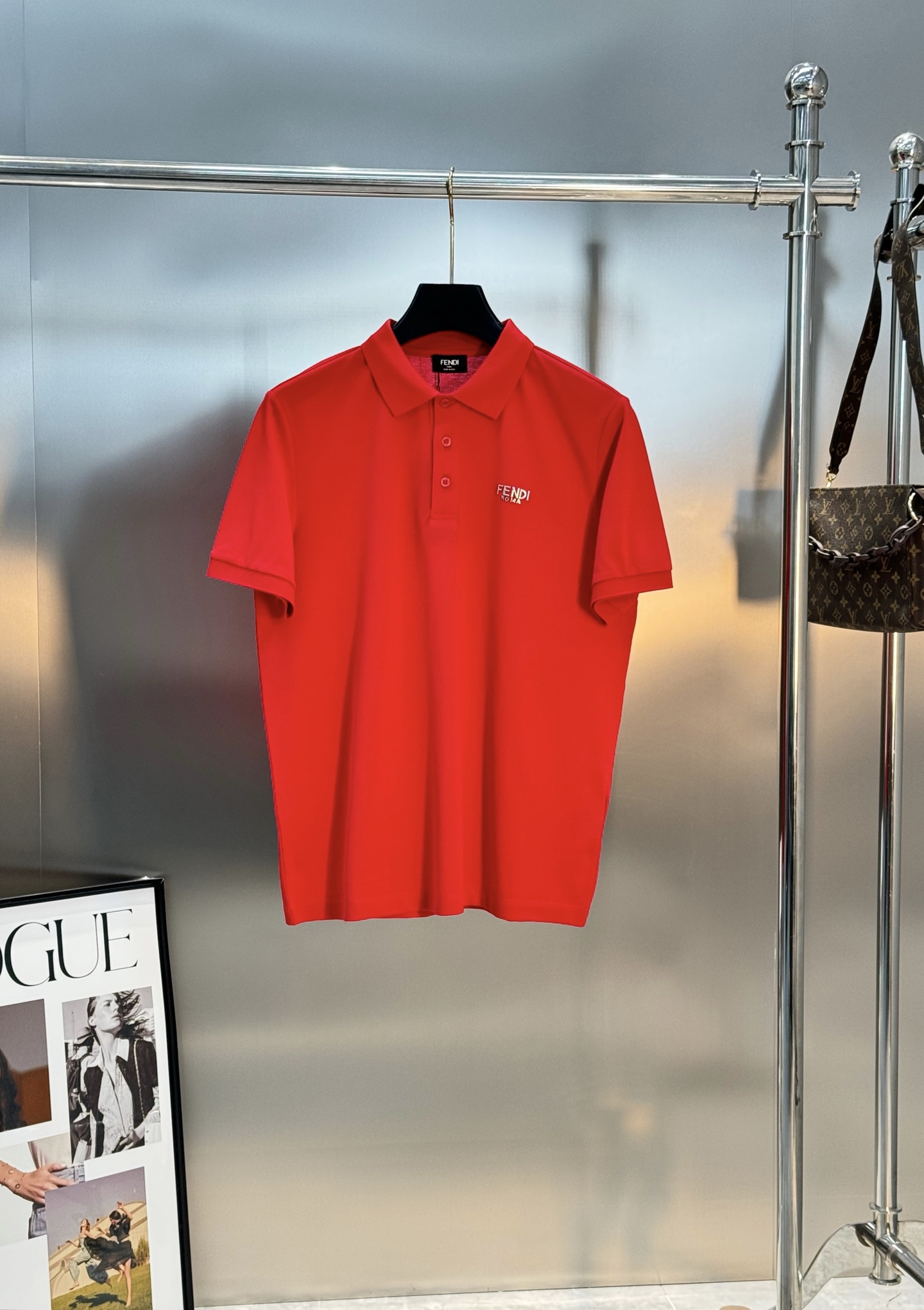 FENDI芬迪纯色短袖POLO衫，经典翻领+三颗纽扣设计，简约又高级。高品质丝光珠地棉料，柔软透气，夏天