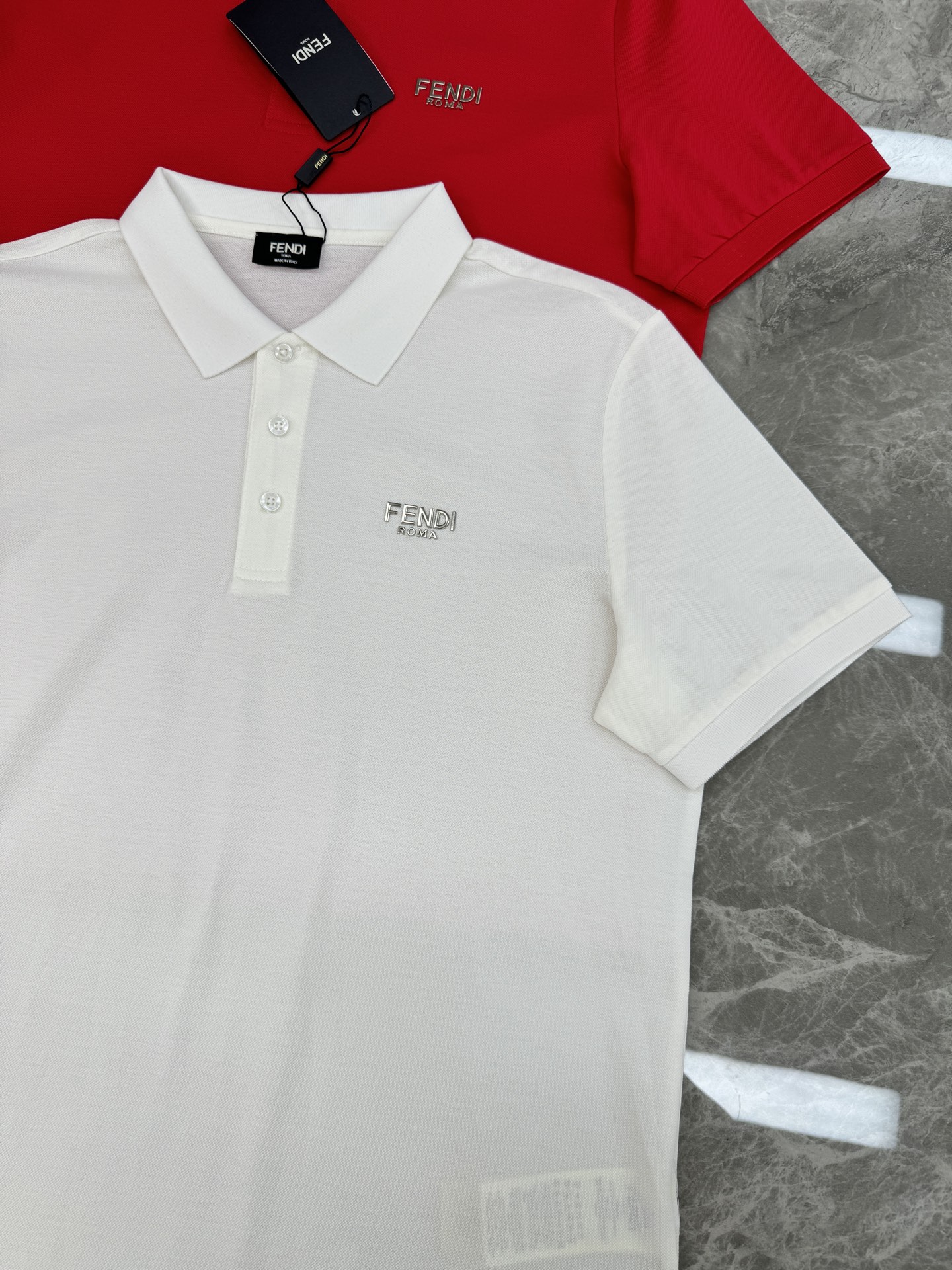 FENDI芬迪纯色短袖POLO衫，经典翻领+三颗纽扣设计，简约又高级。高品质丝光珠地棉料，柔软透气，夏天