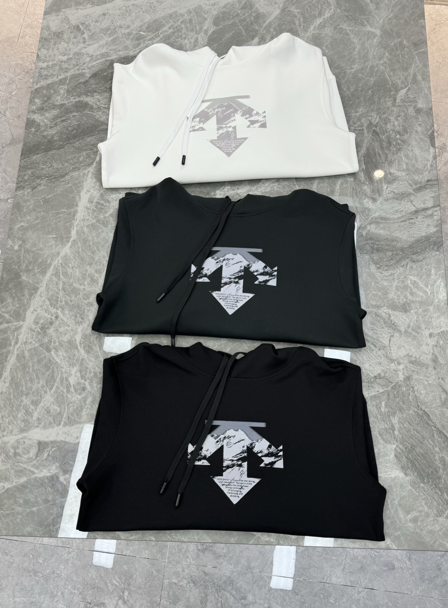 DESCENTE迪桑特新品连帽卫衣.运动休闲随意搭配.采用新款天丝面料，亲肤舒适.抗皱不粘灰抗静电，面料