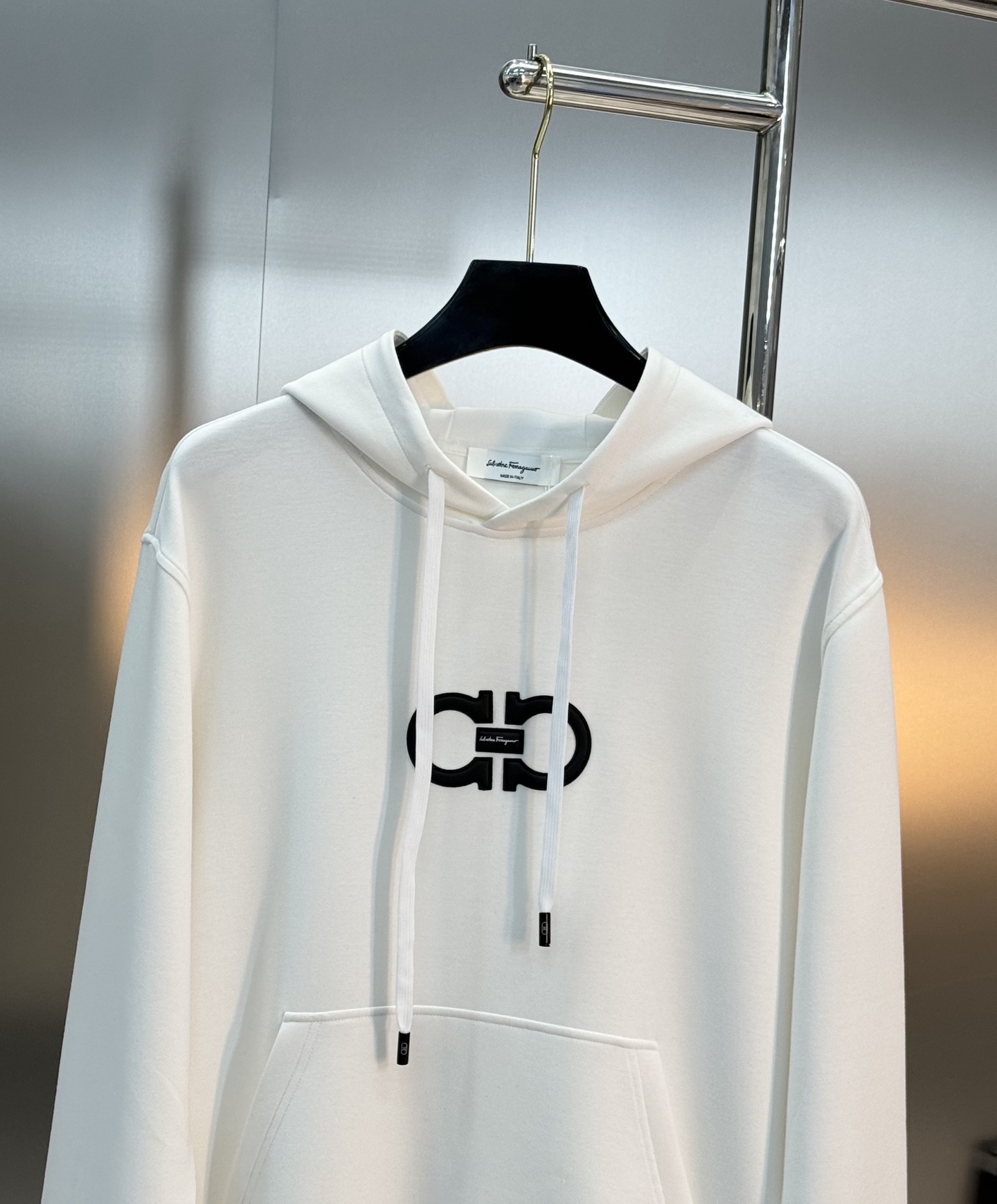 菲拉格慕（Ferragamo）连帽卫衣.男女同款！品牌字母图形视觉感再度上线.皮绣立体效果.更加活跃年轻