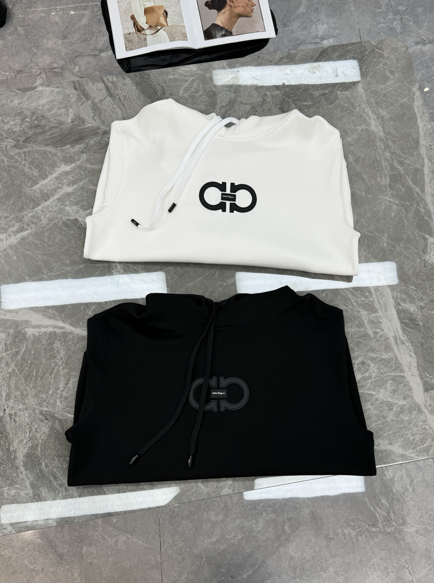 菲拉格慕（Ferragamo）连帽卫衣.男女同款！品牌字母图形视觉感再度上线.皮绣立体效果.更加活跃年轻