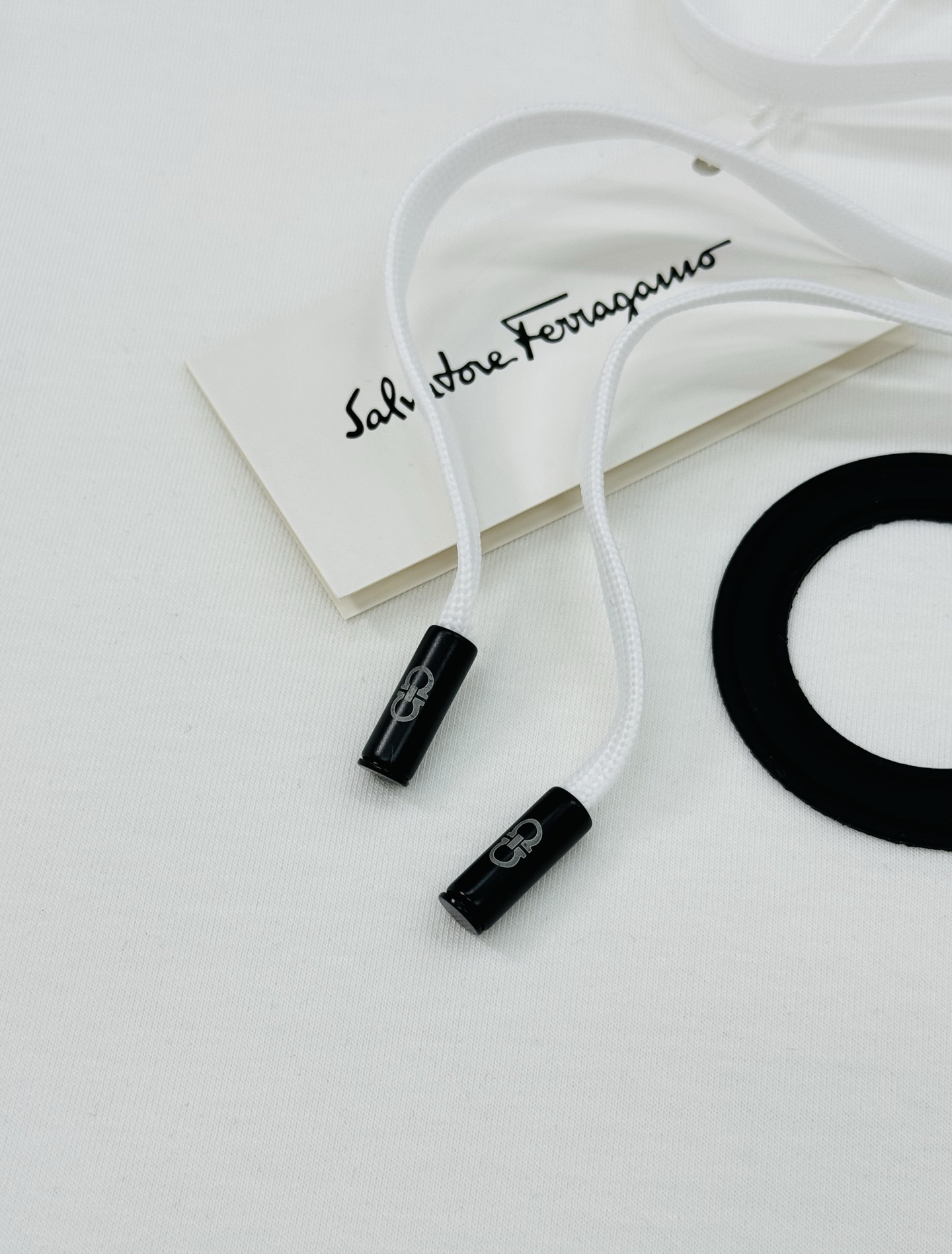 菲拉格慕（Ferragamo）连帽卫衣.男女同款！品牌字母图形视觉感再度上线.皮绣立体效果.更加活跃年轻