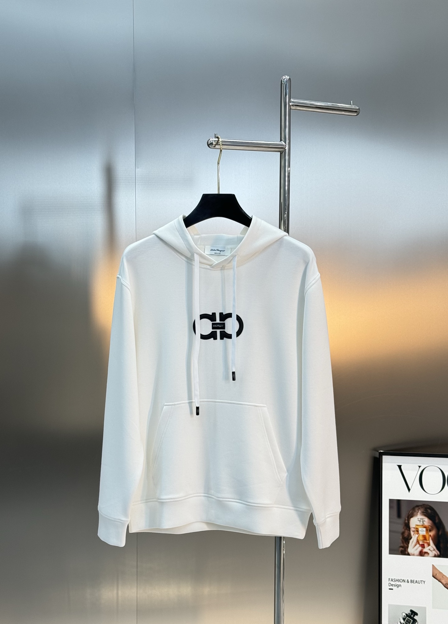 菲拉格慕（Ferragamo）连帽卫衣.男女同款！品牌字母图形视觉感再度上线.皮绣立体效果.更加活跃年轻