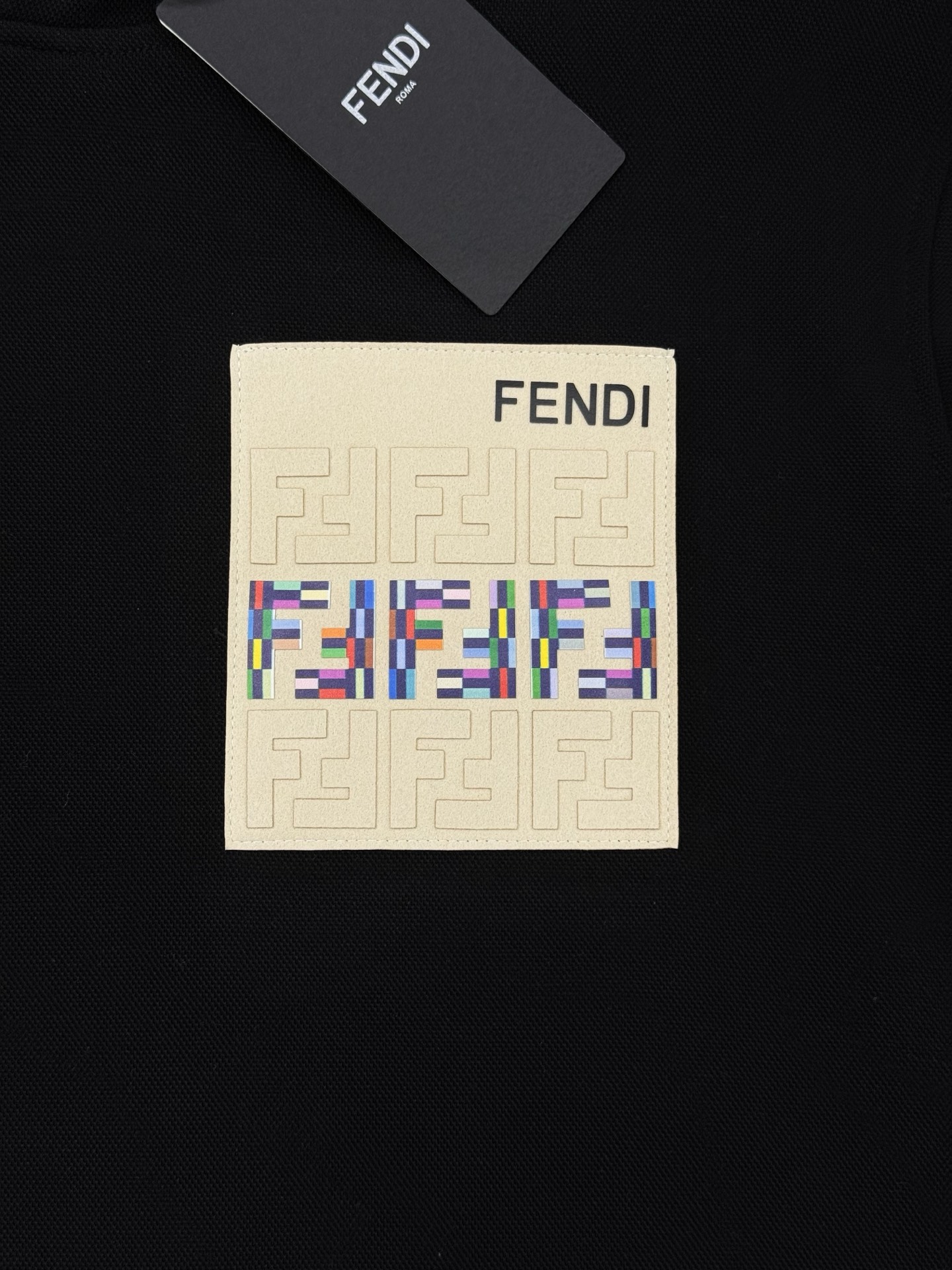 FENDI芬迪新款连帽卫衣.男女同款！胸前口袋定制.立体有层次！品牌字母FF减龄设计.立体烫画工艺.简单