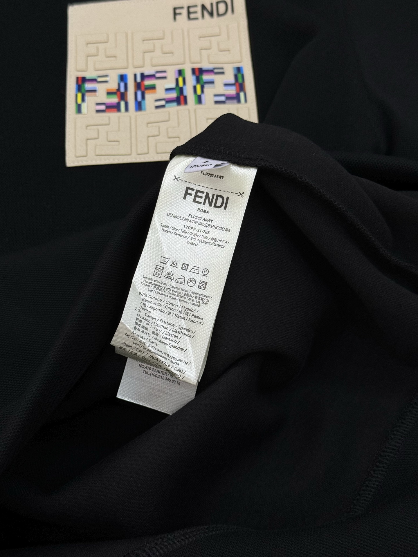FENDI芬迪新款连帽卫衣.男女同款！胸前口袋定制.立体有层次！品牌字母FF减龄设计.立体烫画工艺.简单