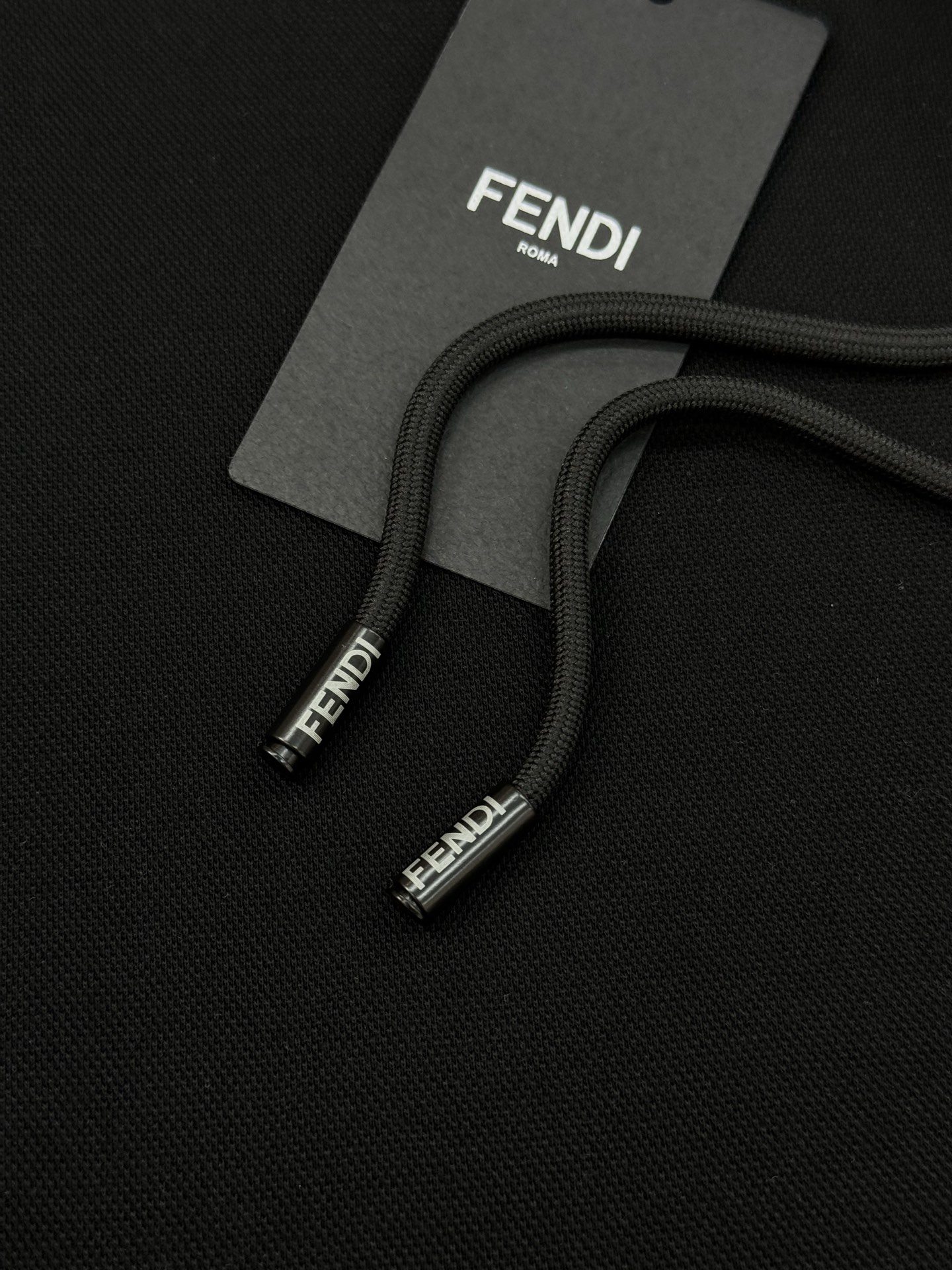 FENDI芬迪新款连帽卫衣.男女同款！胸前口袋定制.立体有层次！品牌字母FF减龄设计.立体烫画工艺.简单