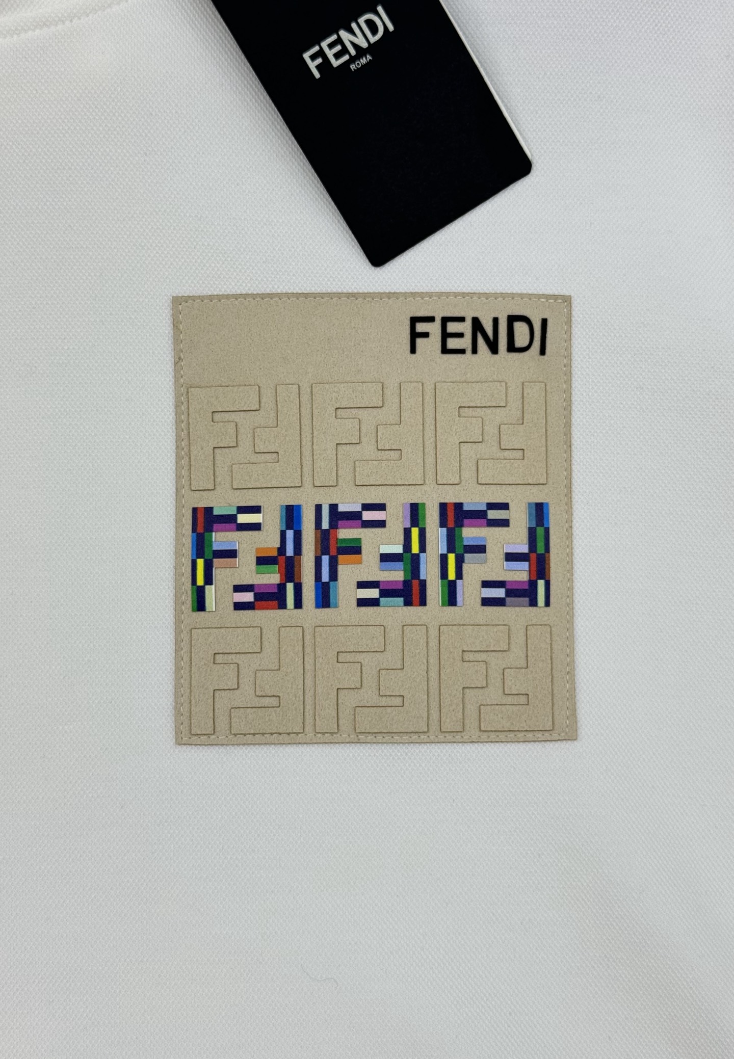 FENDI芬迪新款连帽卫衣.男女同款！胸前口袋定制.立体有层次！品牌字母FF减龄设计.立体烫画工艺.简单