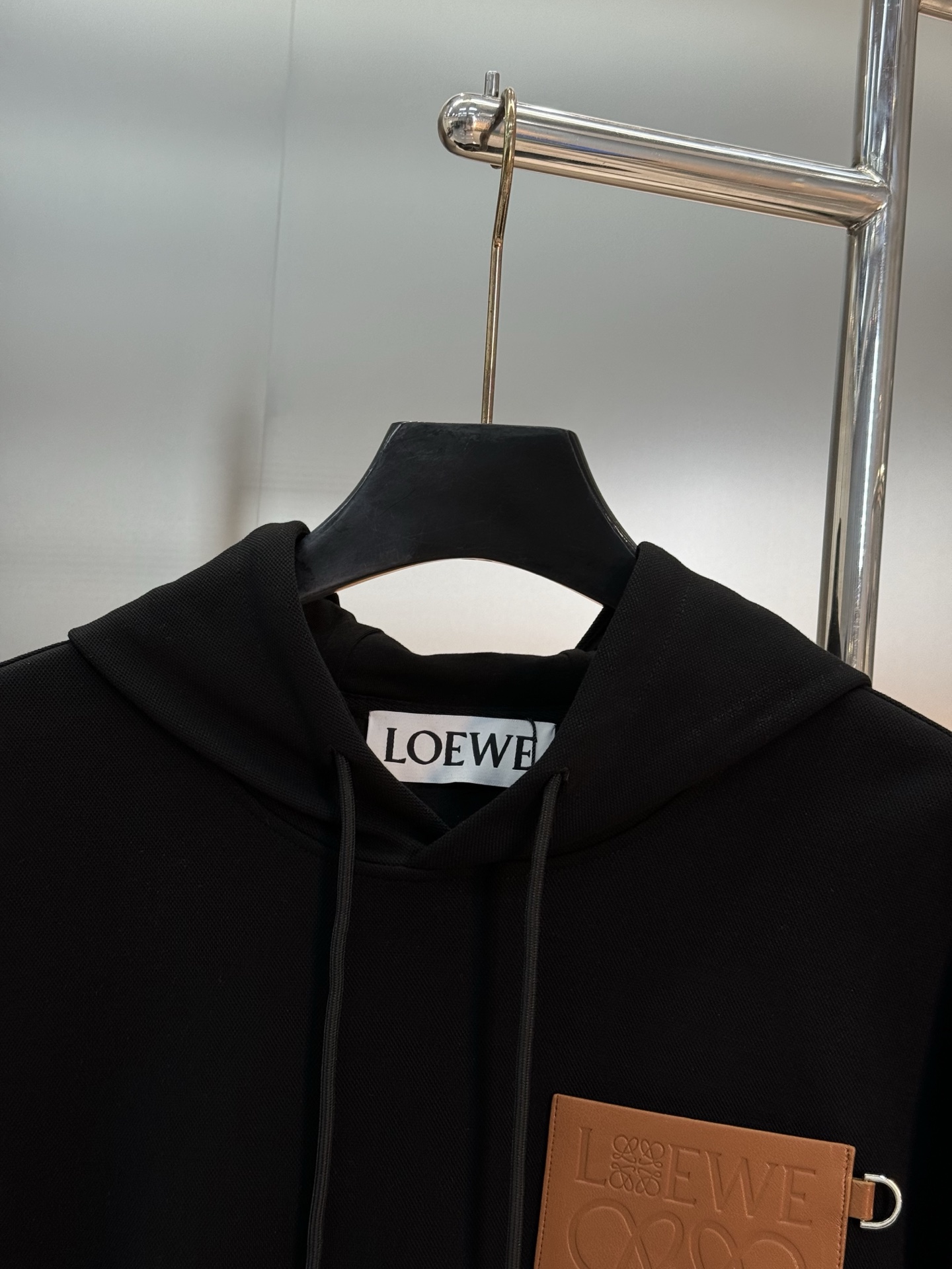 Loewe新品.皮标连帽卫衣！380g天丝面料触感柔软舒适.挺阔有.搭配胸前Loewe Logo皮标，低