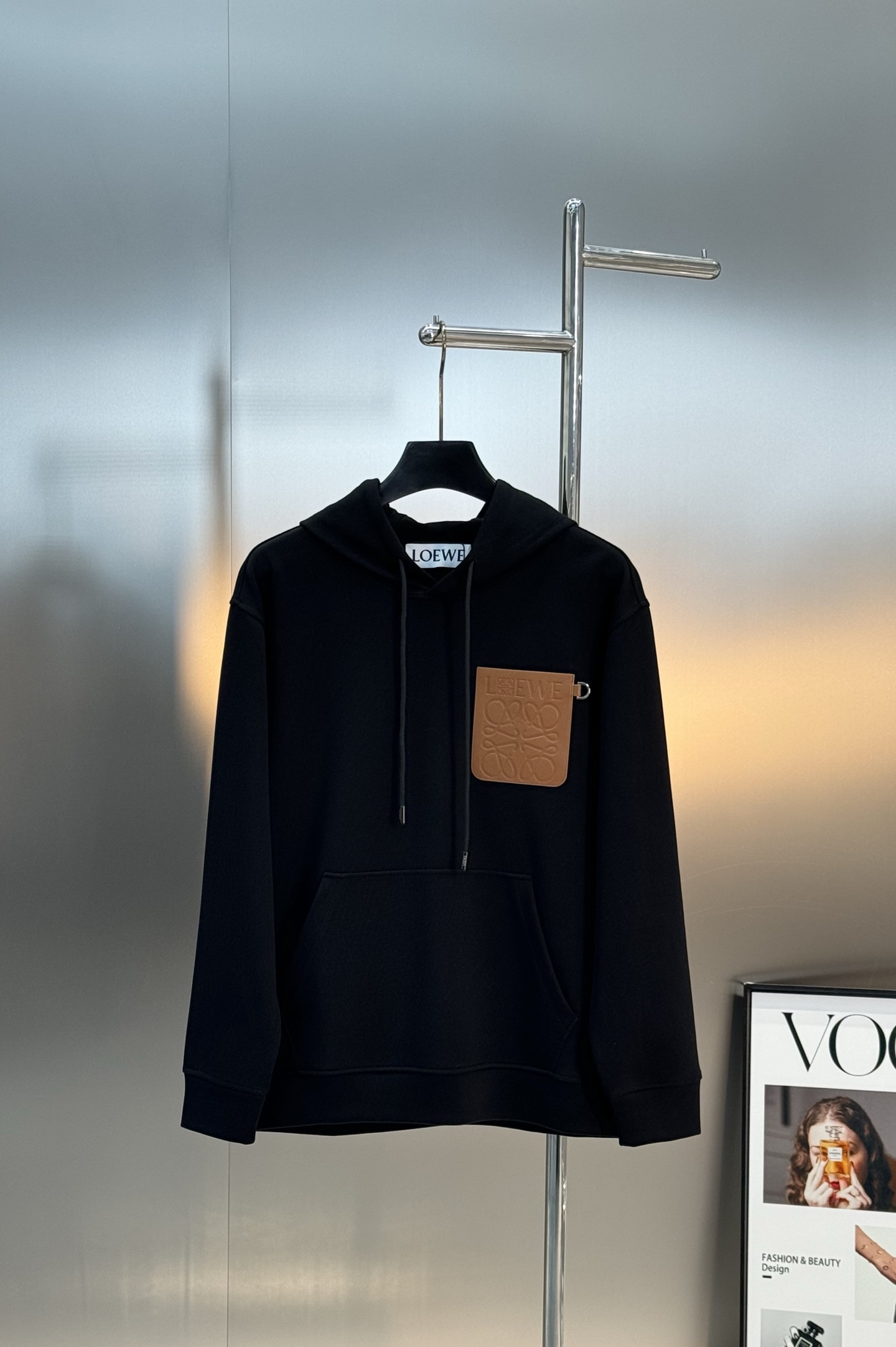 Loewe新品.皮标连帽卫衣！380g天丝面料触感柔软舒适.挺阔有.搭配胸前Loewe Logo皮标，低