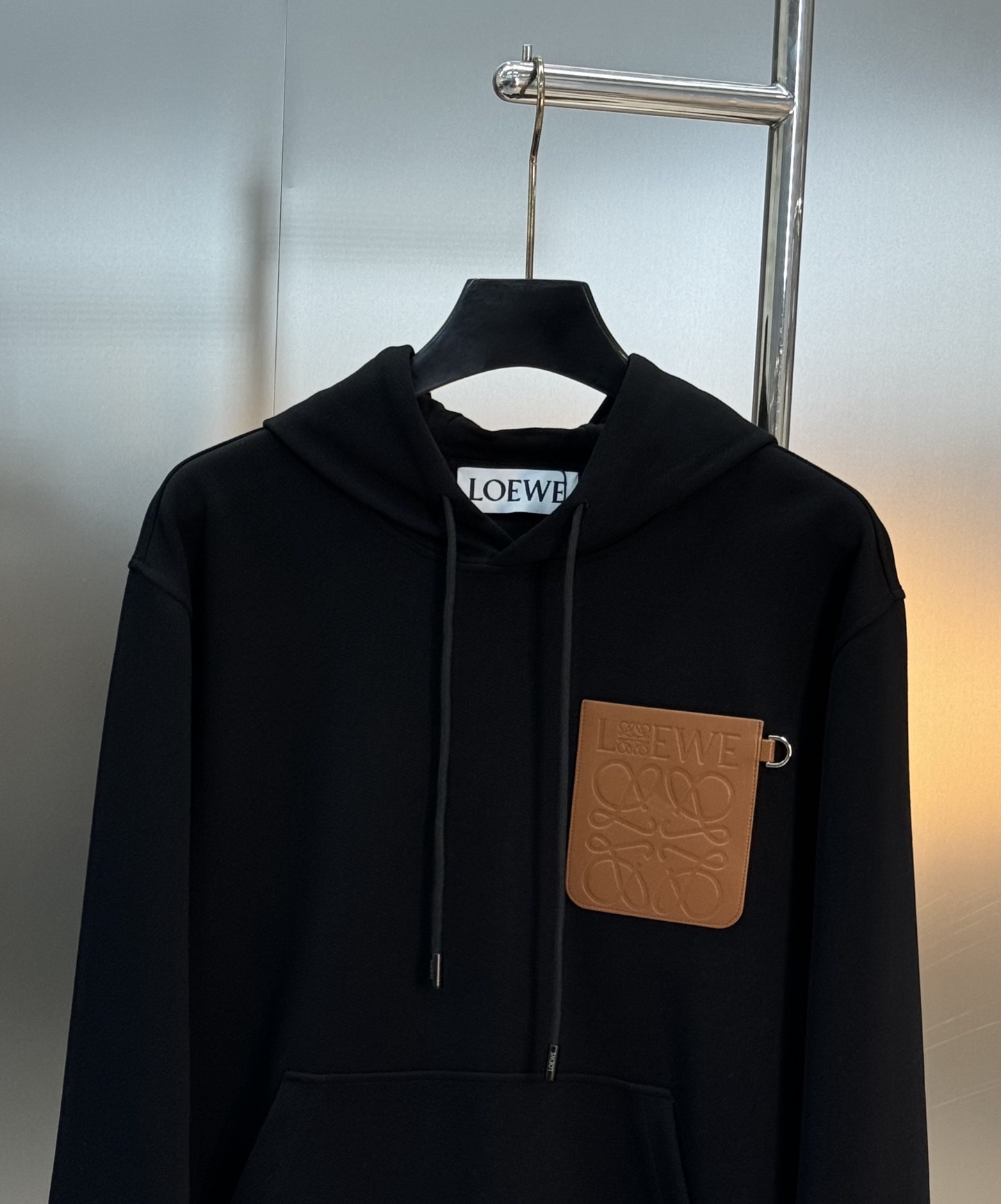 Loewe新品.皮标连帽卫衣！380g天丝面料触感柔软舒适.挺阔有.搭配胸前Loewe Logo皮标，低