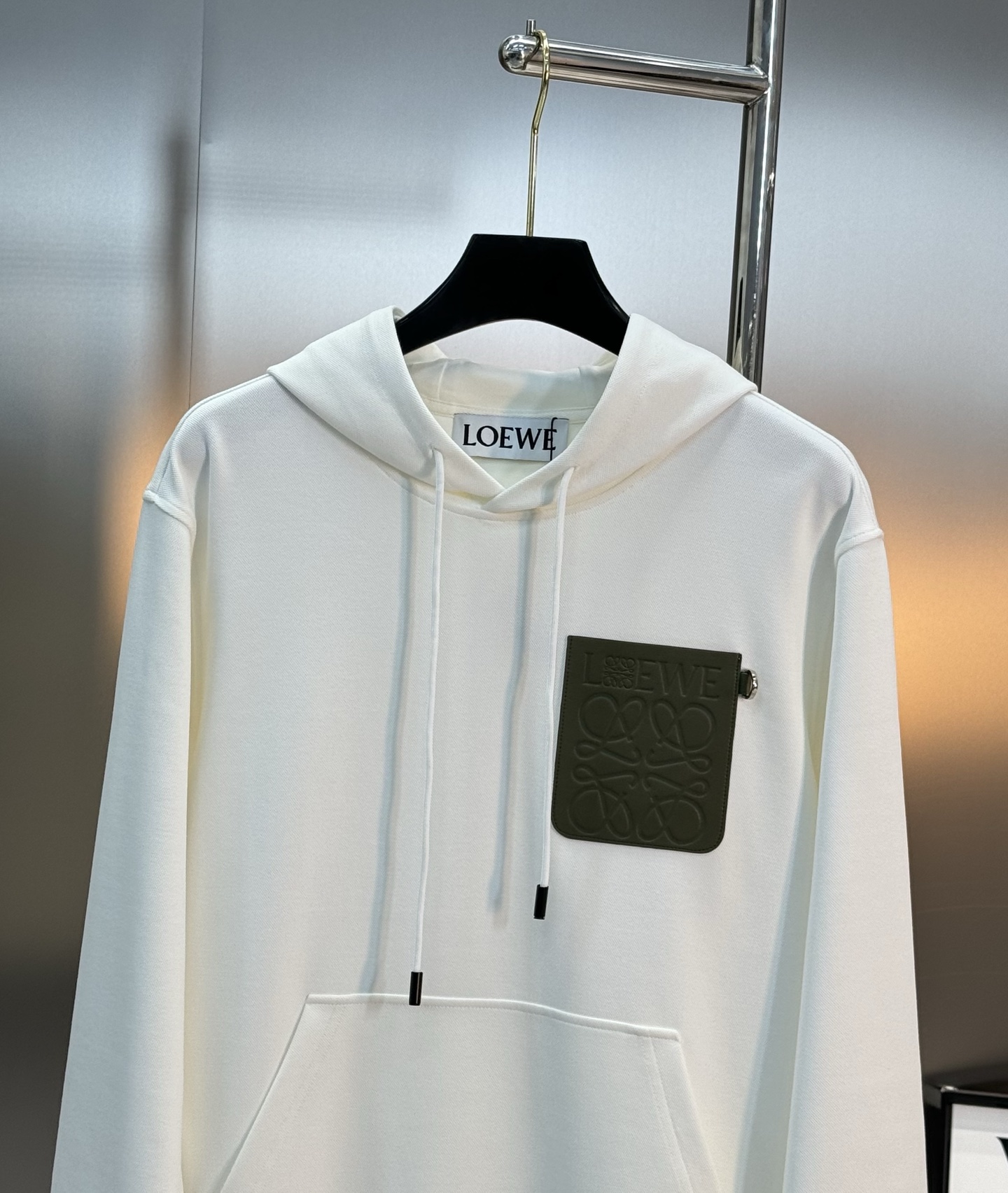 Loewe新品.皮标连帽卫衣！380g天丝面料触感柔软舒适.挺阔有.搭配胸前Loewe Logo皮标，低