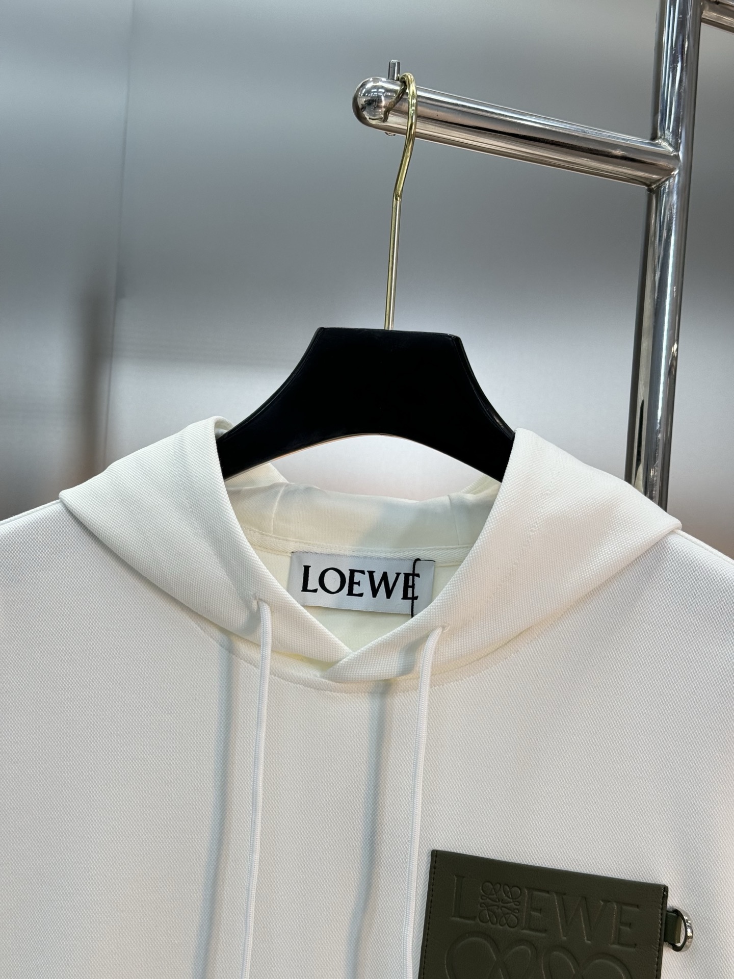Loewe新品.皮标连帽卫衣！380g天丝面料触感柔软舒适.挺阔有.搭配胸前Loewe Logo皮标，低