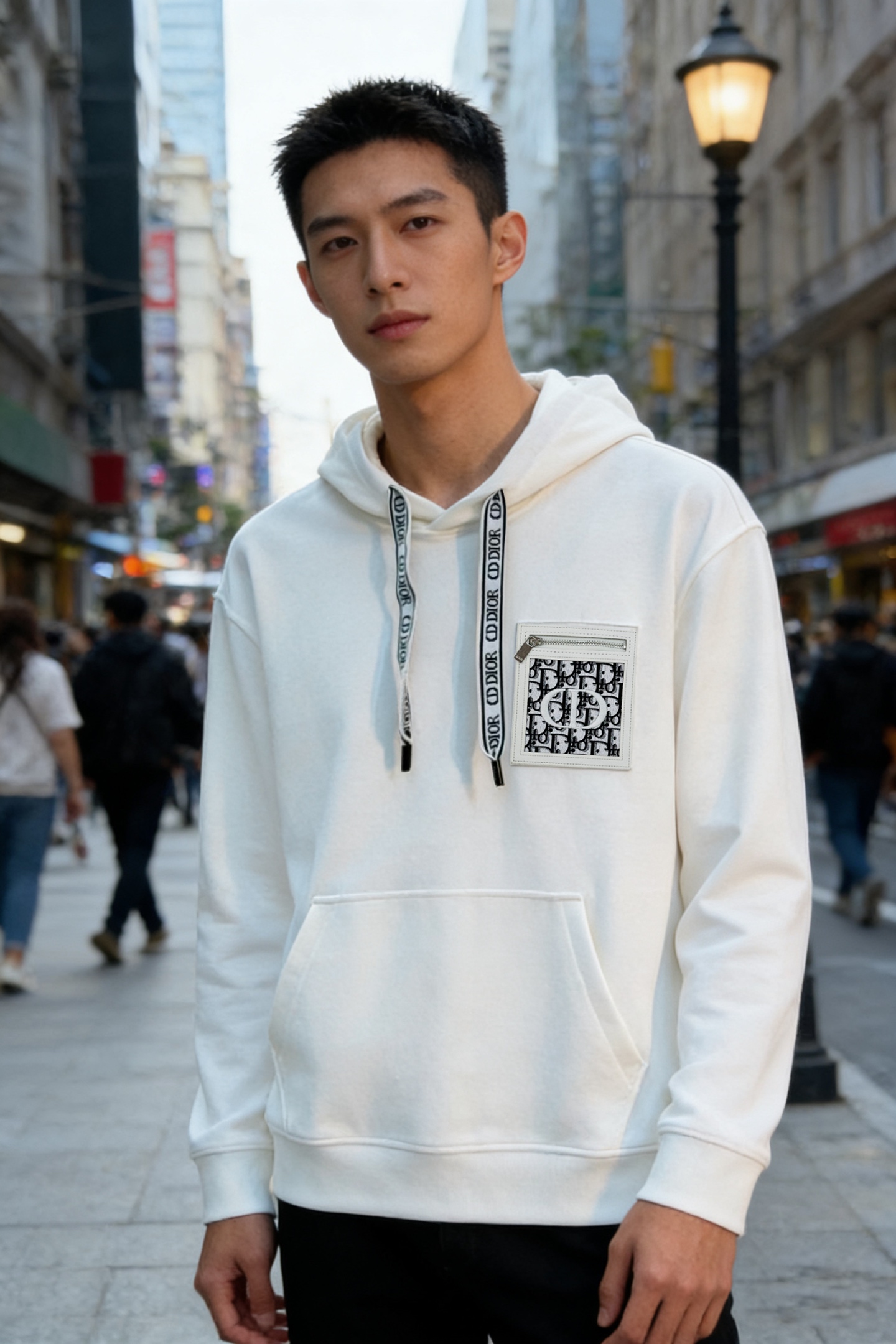 迪奥（Christian Dior）全称克里斯汀·迪奥新款连帽卫衣.演绎日式休闲街头风格.胸口口袋皮牌设