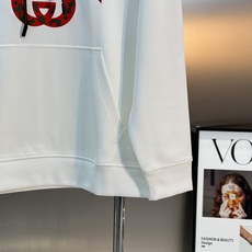 GUCCI古奇新款胸口徽标logo装饰连帽卫衣,简约时尚的设计,宽松休闲的版型,甄选天丝面料让潮流男女都 GUCCI古奇新款胸口徽标logo装饰连帽卫衣,简约时尚的设计,宽松休闲的版型,甄选天丝面料让潮流男女都