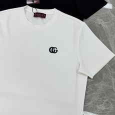 Gucci古齐新品莫代尔T恤.简约基础款!极简经典GG整个造型的亮点.对于gucci的经典演绎.重工3D Gucci古齐新品莫代尔T恤.简约基础款!极简经典GG整个造型的亮点.对于gucci的经典演绎.重工3D