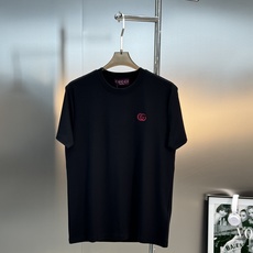 Gucci古齐新品莫代尔T恤.简约基础款!极简经典GG整个造型的亮点.对于gucci的经典演绎.重工3D Gucci古齐新品莫代尔T恤.简约基础款!极简经典GG整个造型的亮点.对于gucci的经典演绎.重工3D