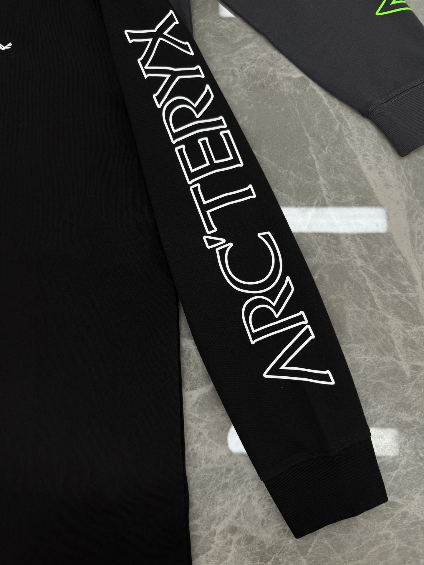 ARC'TERY*始祖-鸟新款长袖T恤.纯色系推荐！经典标识.字母排列简单高级.时尚律动感满满～质感极好