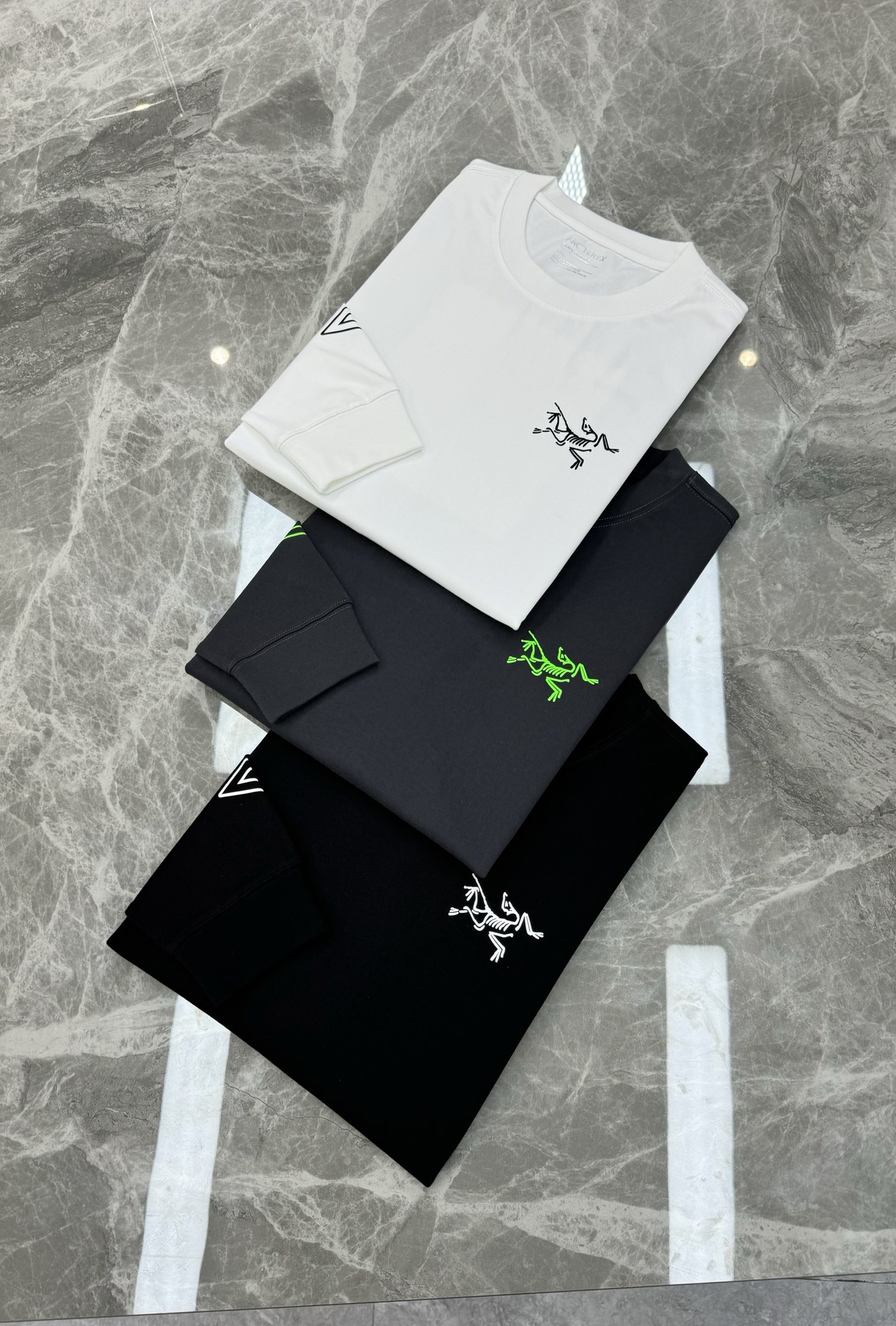 ARC'TERY*始祖-鸟新款长袖T恤.纯色系推荐！经典标识.字母排列简单高级.时尚律动感满满～质感极好