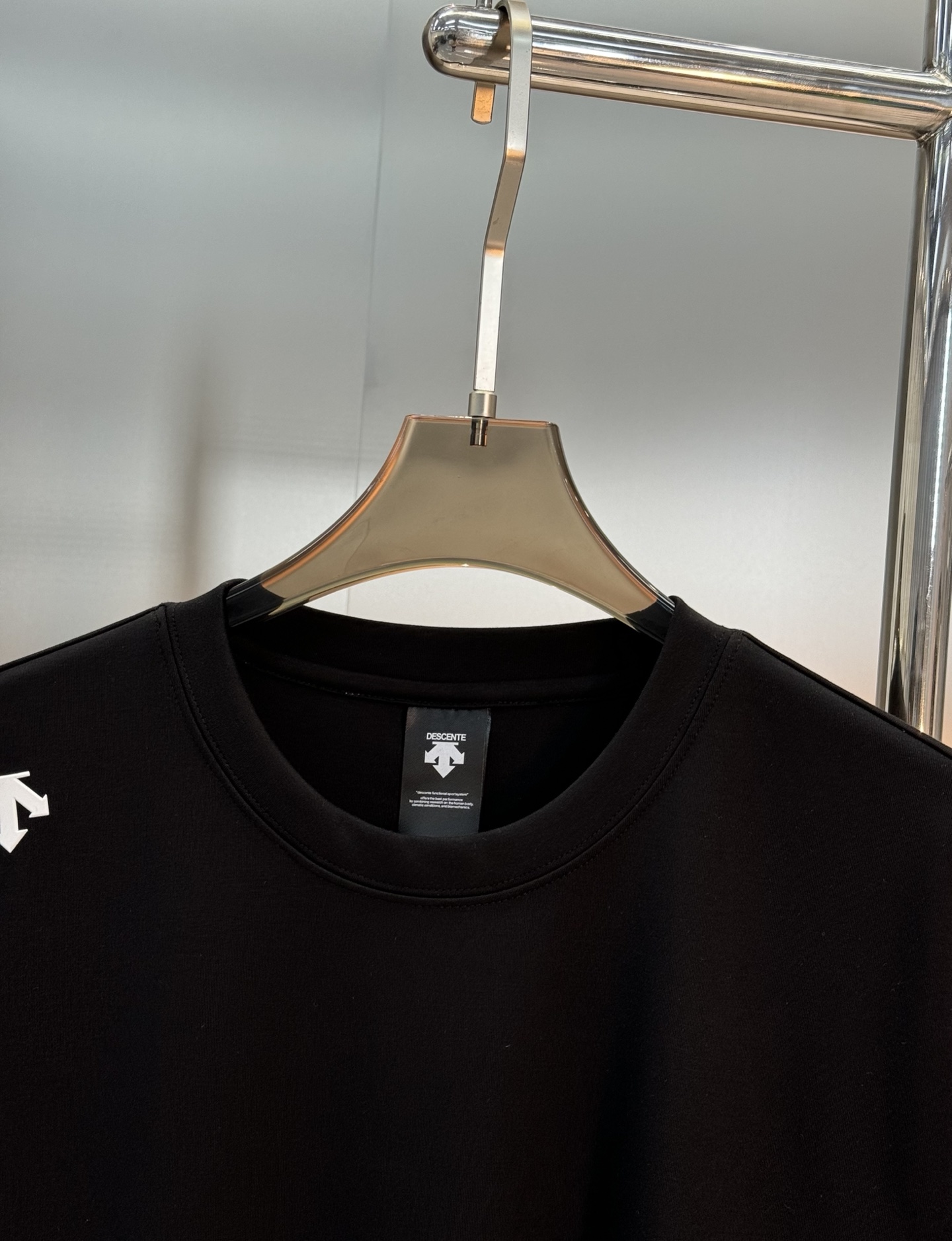 DESCENT*迪桑特RUNNING系列基础款长袖T恤.采用超柔糯莫代尔面料，四向拉伸，柔软舒适.运动时