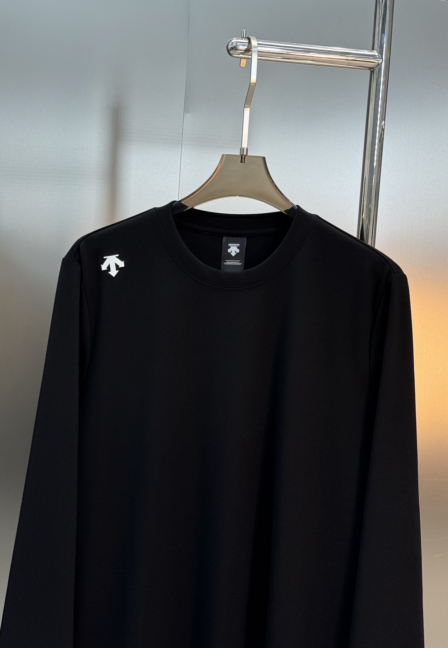 DESCENT*迪桑特RUNNING系列基础款长袖T恤.采用超柔糯莫代尔面料，四向拉伸，柔软舒适.运动时