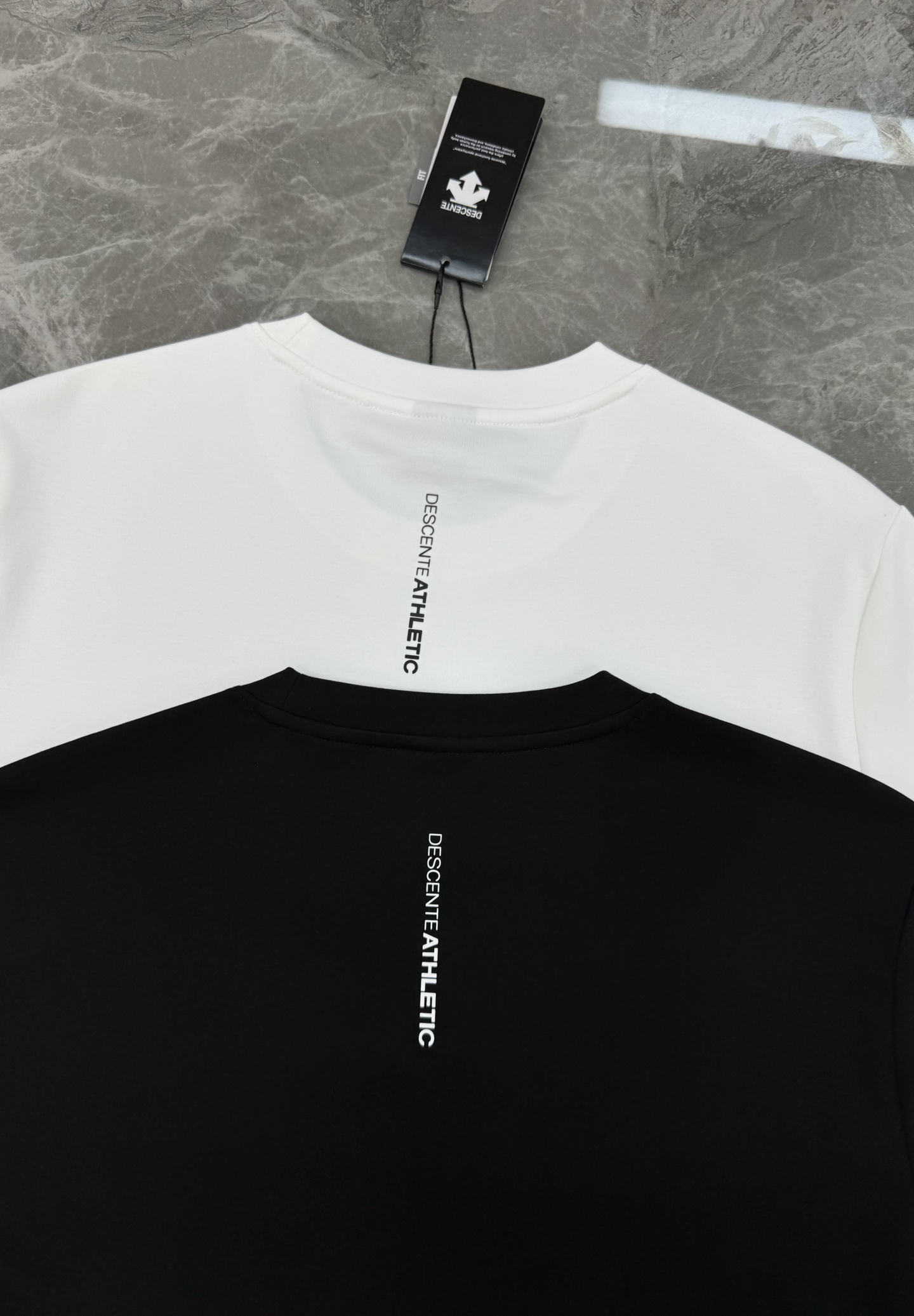 DESCENT*迪桑特RUNNING系列基础款长袖T恤.采用超柔糯莫代尔面料，四向拉伸，柔软舒适.运动时