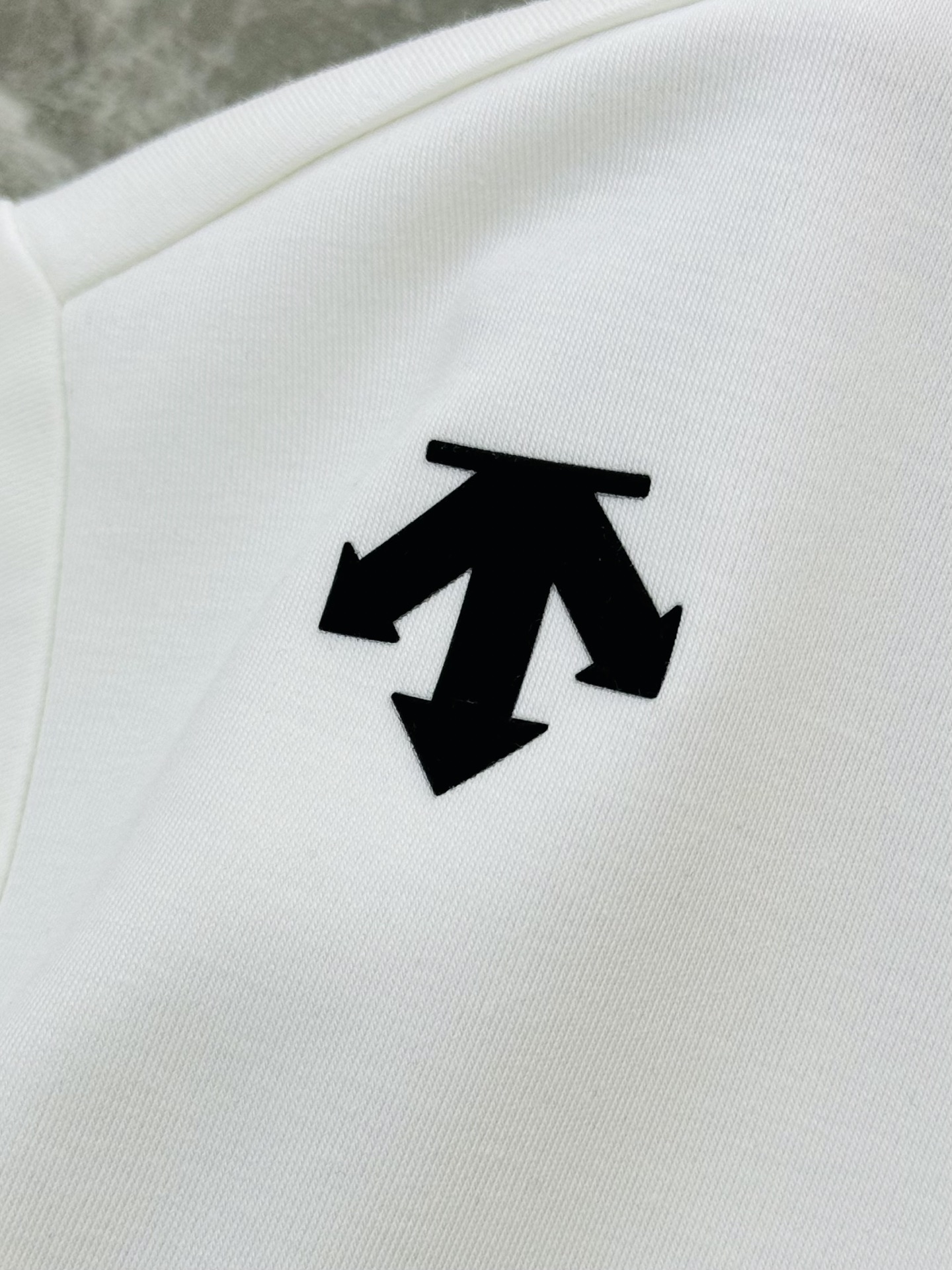 DESCENT*迪桑特RUNNING系列基础款长袖T恤.采用超柔糯莫代尔面料，四向拉伸，柔软舒适.运动时