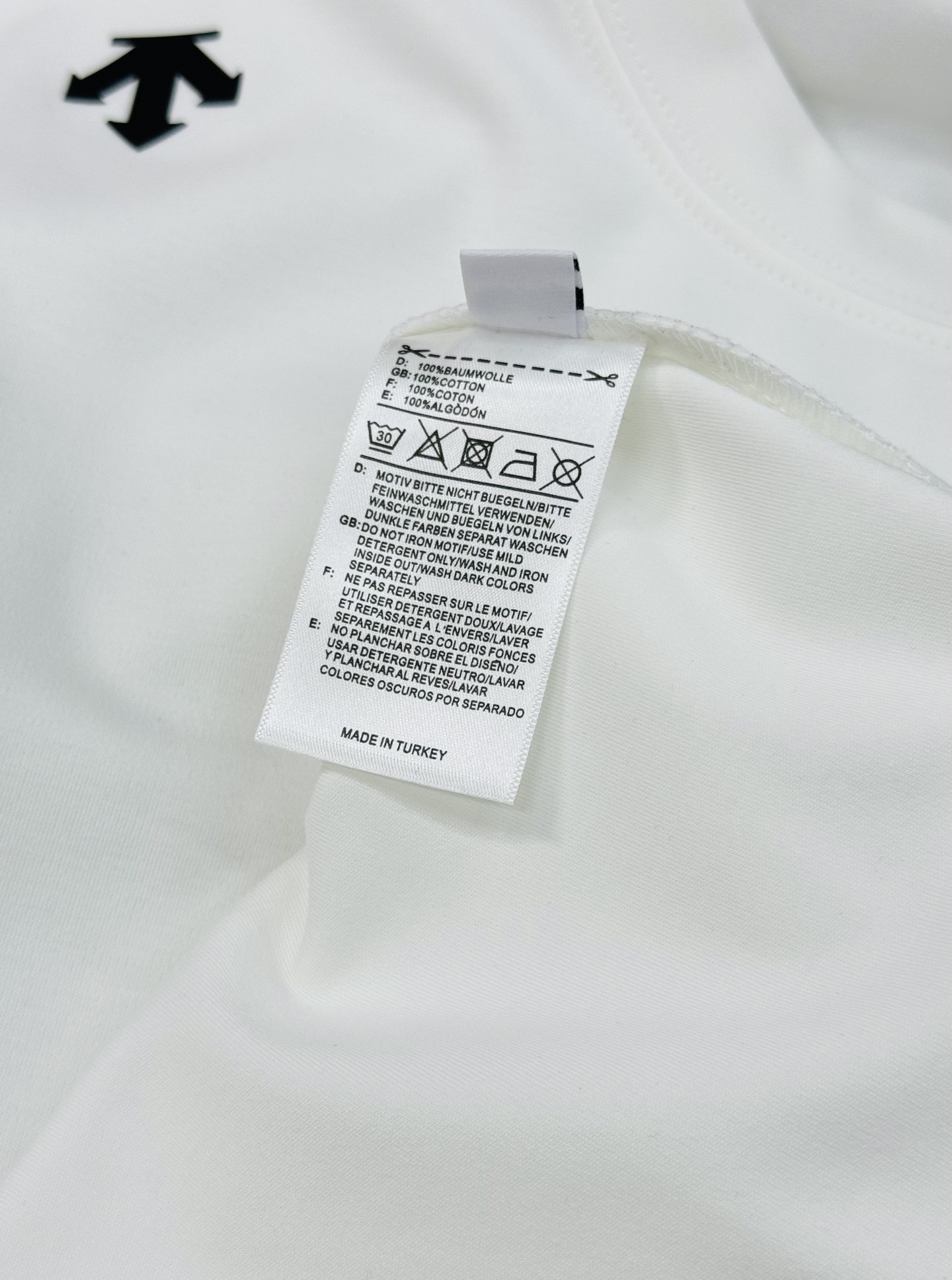 DESCENT*迪桑特RUNNING系列基础款长袖T恤.采用超柔糯莫代尔面料，四向拉伸，柔软舒适.运动时